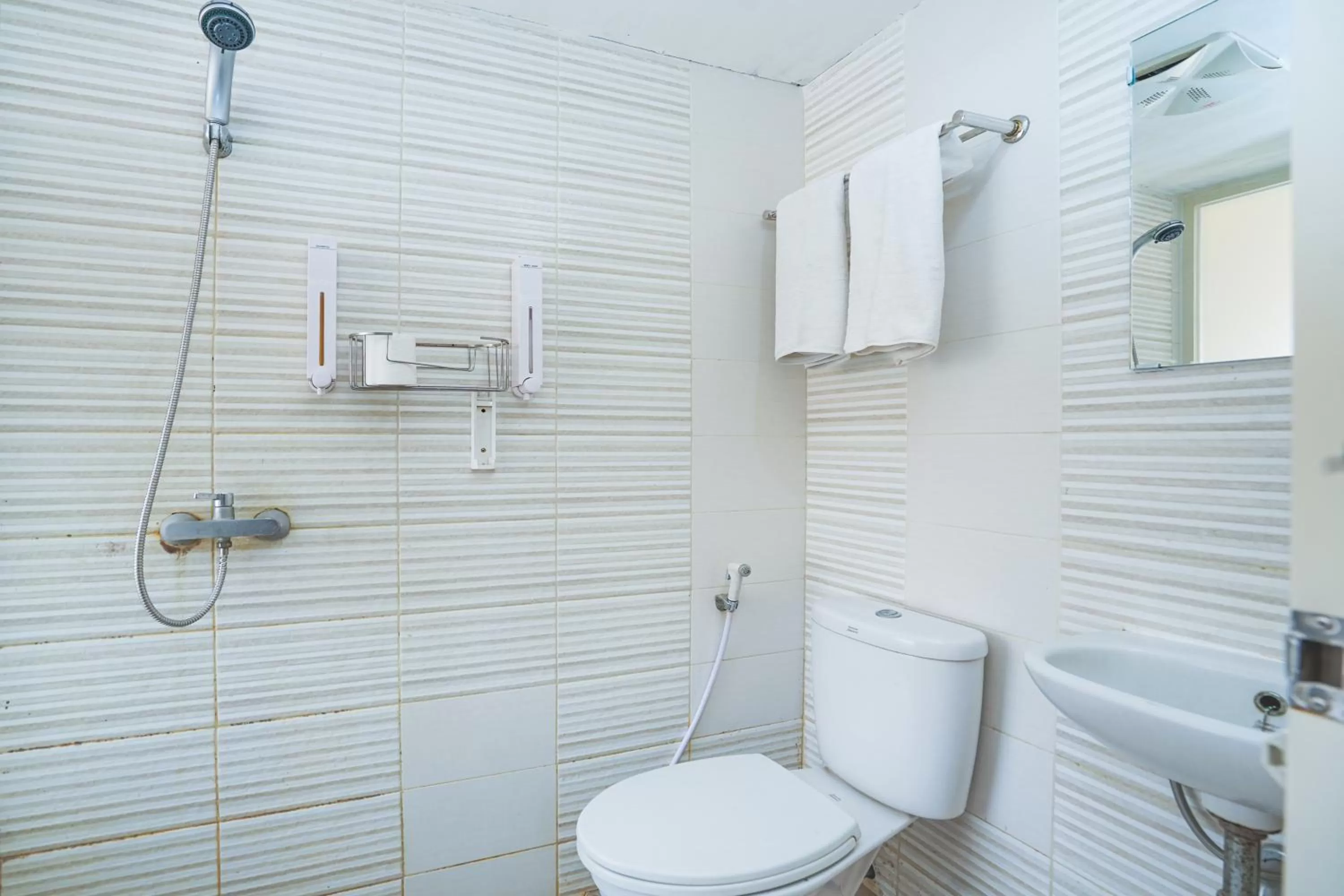 Bathroom in Pratisarawirya Guesthouse by ecommerceloka