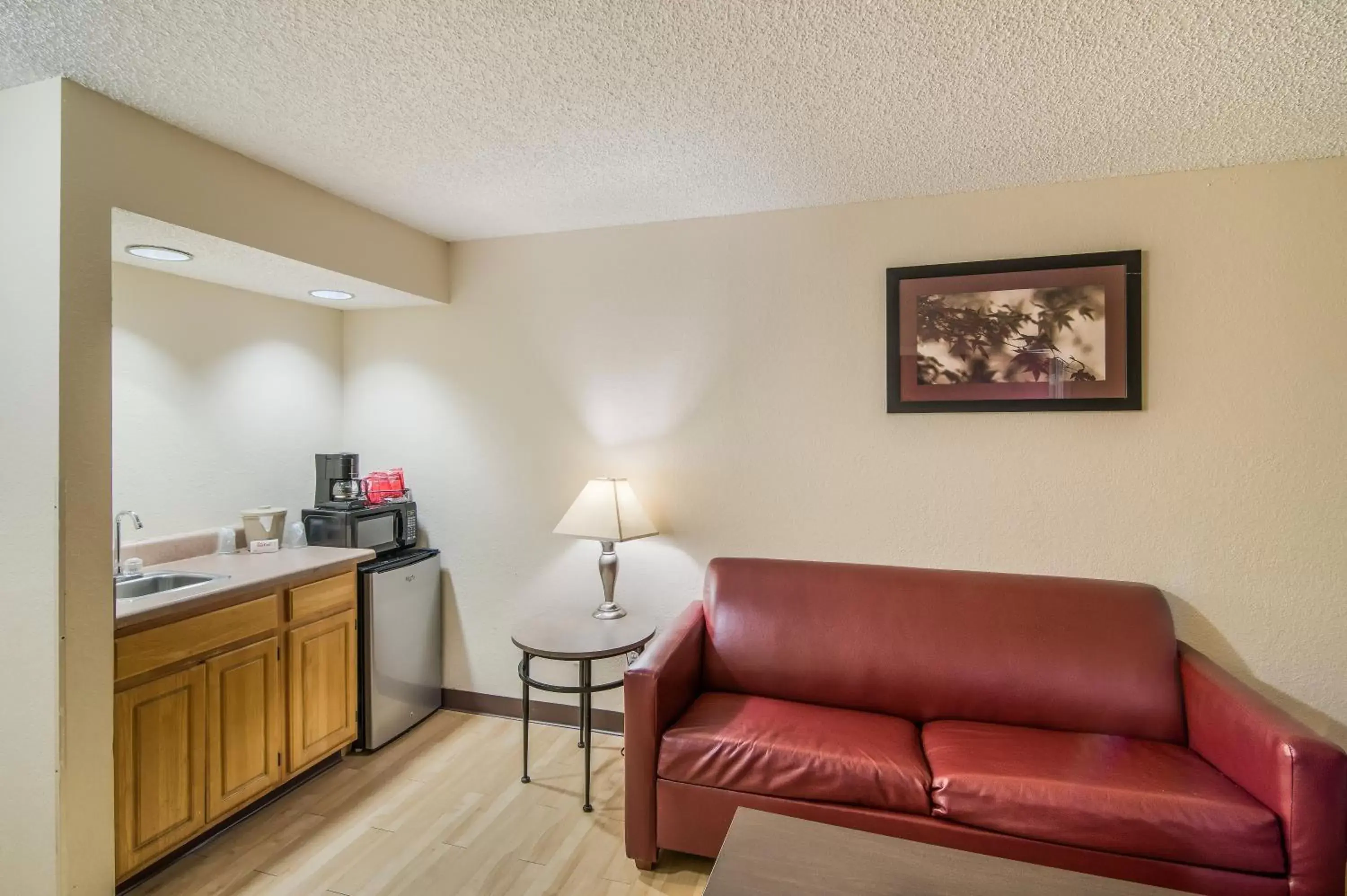 Bedroom, Seating Area in Red Roof Inn & Suites Pensacola East - Milton