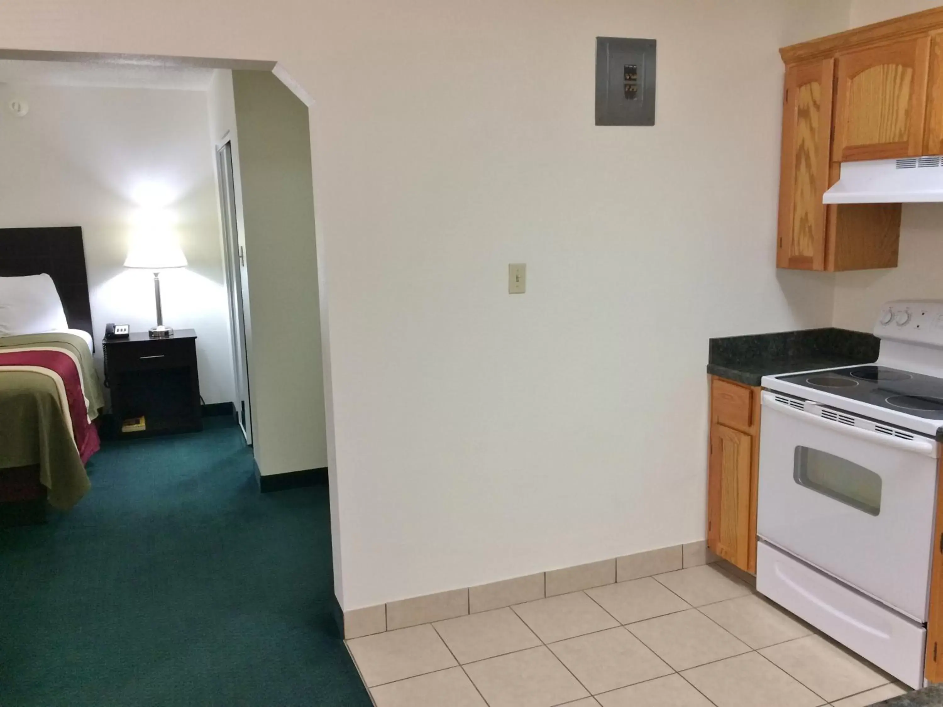 Kitchen/Kitchenette in Travel Inn & Suites Atlanta Texas