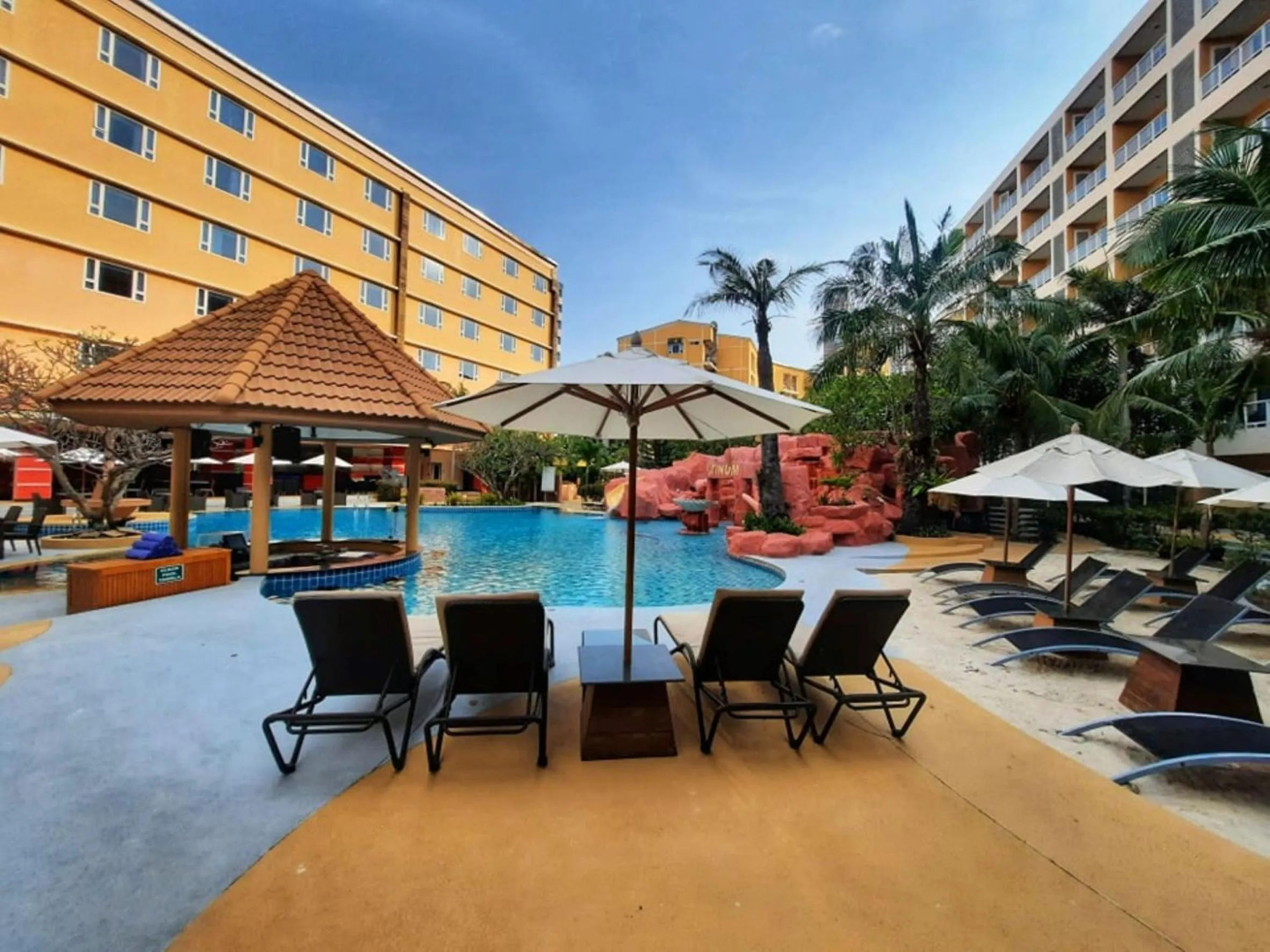 Restaurant/places to eat in Nova Platinum Hotel