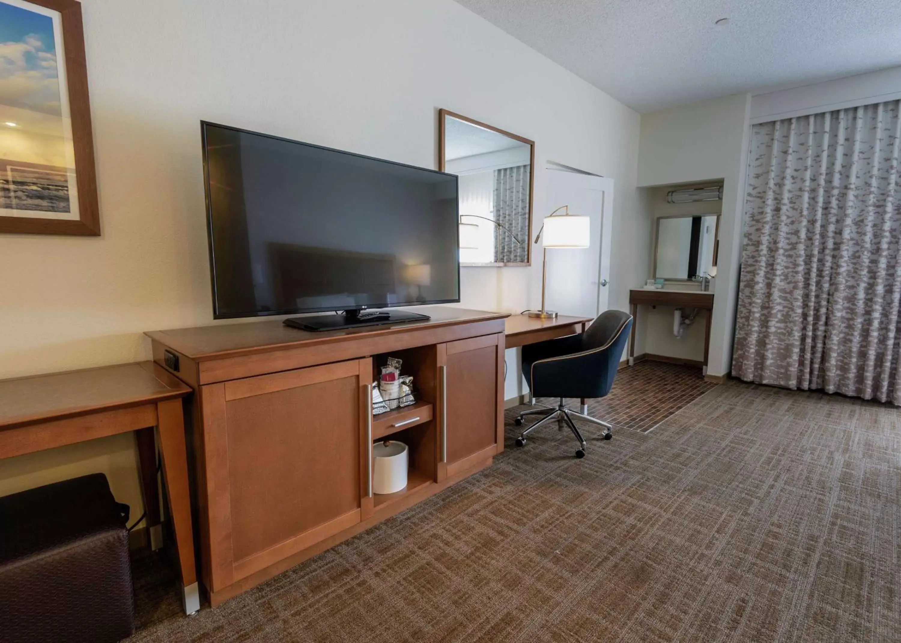 Bedroom, TV/Entertainment Center in Hampton Inn Boca Raton