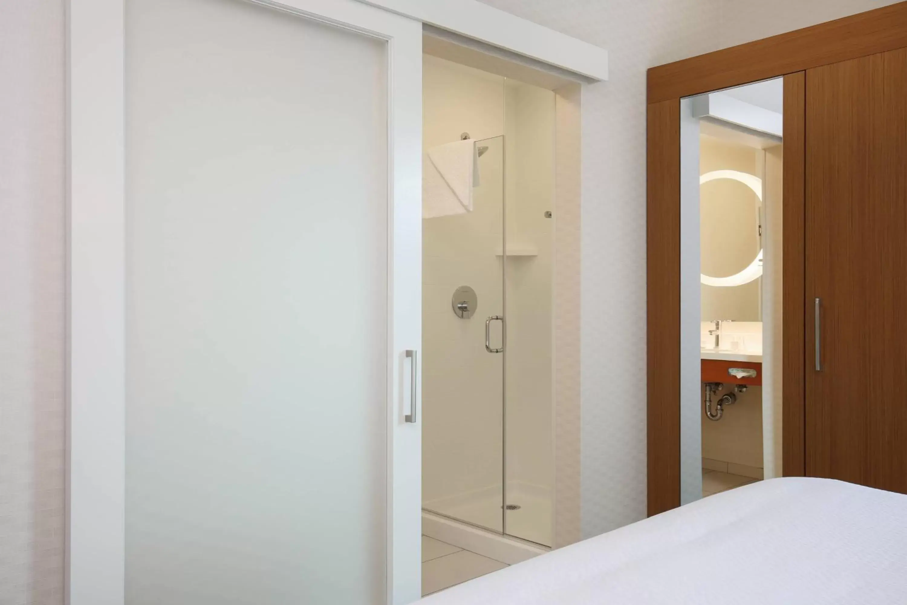 Bathroom, Bed in SpringHill Suites by Marriott San Jose Airport