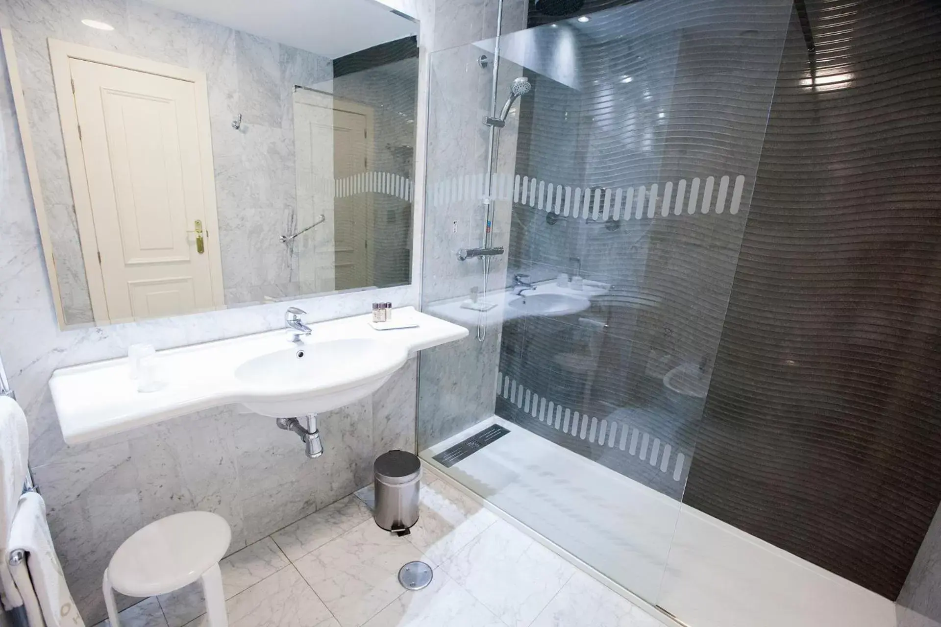 Bathroom in Hotel Alfonso VIII Bathroom in Hotel Alfonso VIII