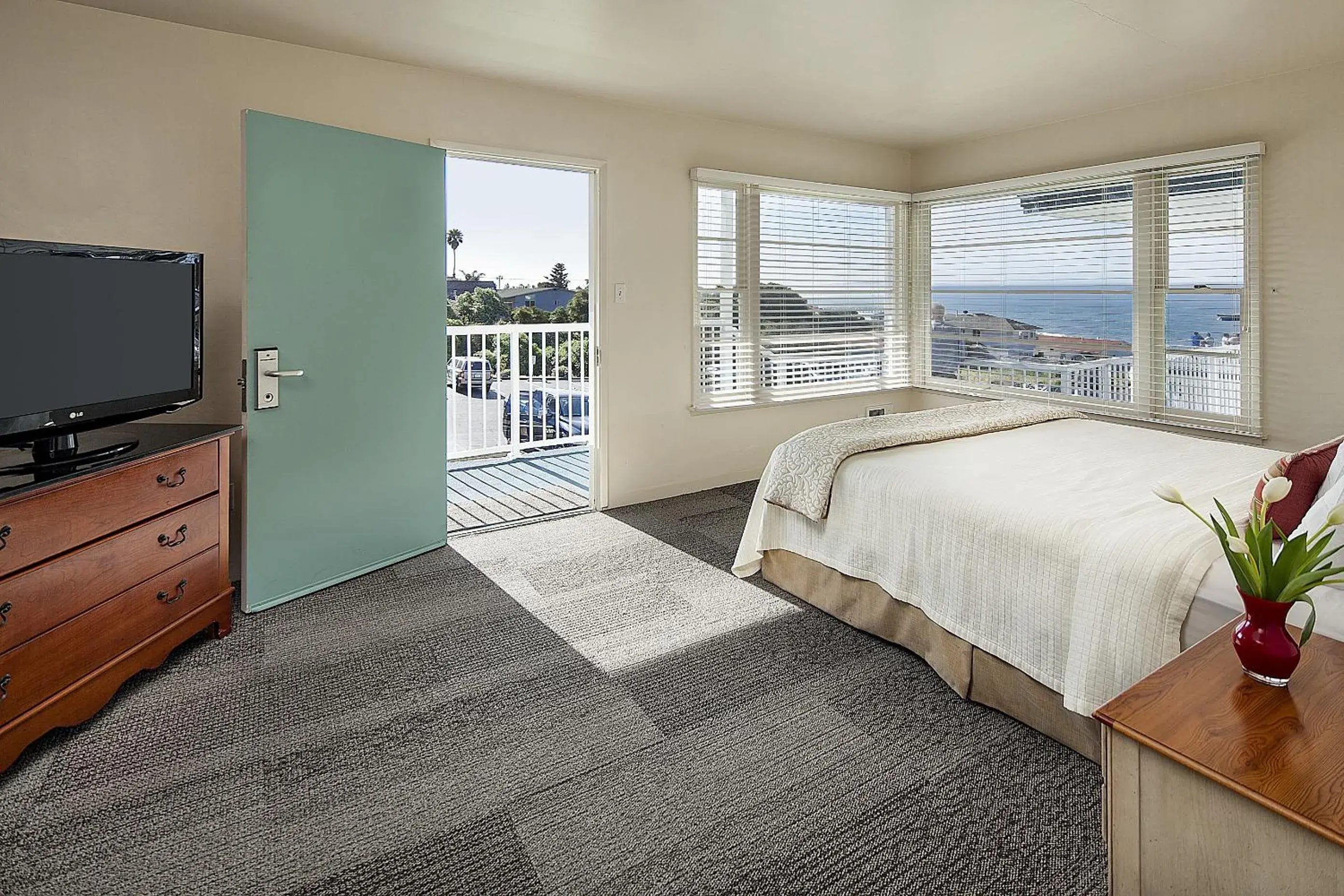King Room with Ocean View in Tides Oceanview Inn and Cottages