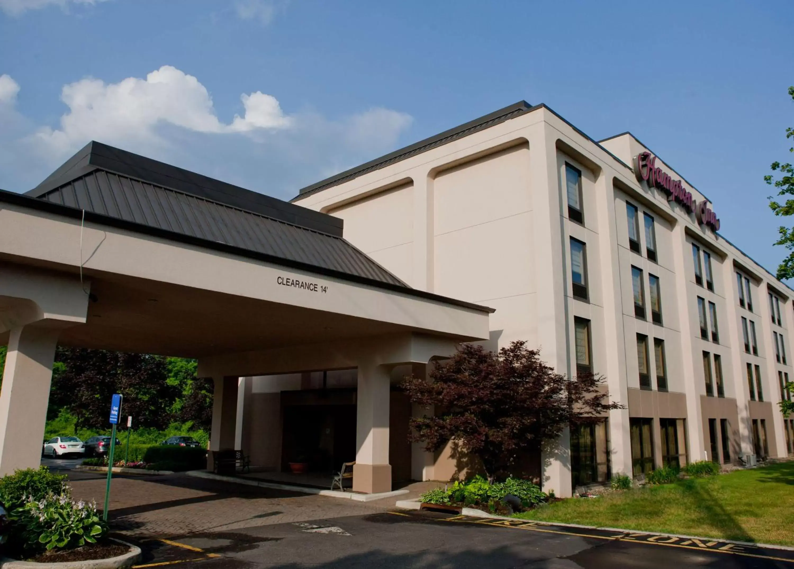 Property Building in Hampton Inn Ridgefield Park