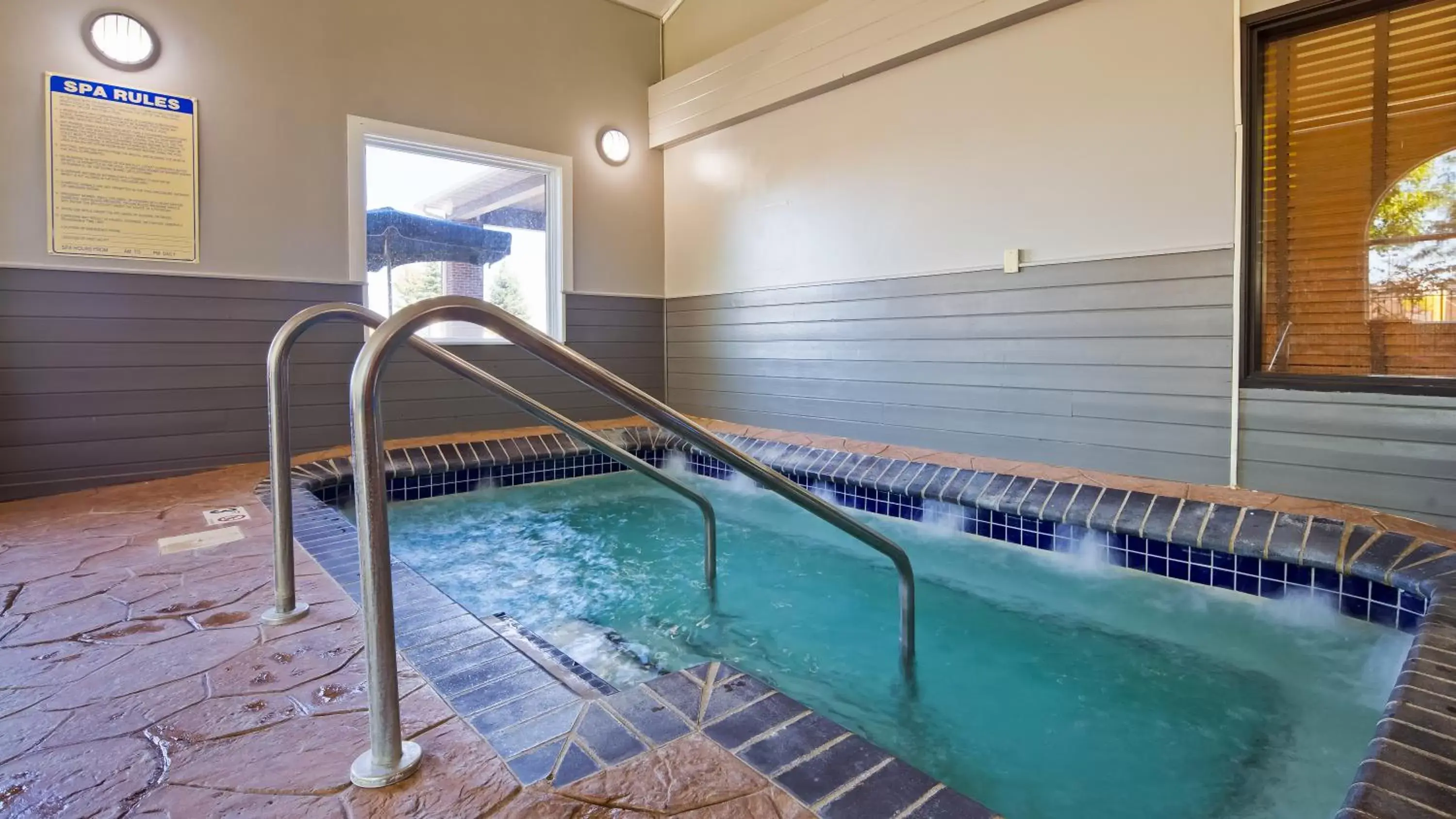 Hot Tub, Swimming Pool in Best Western Alexandria Inn