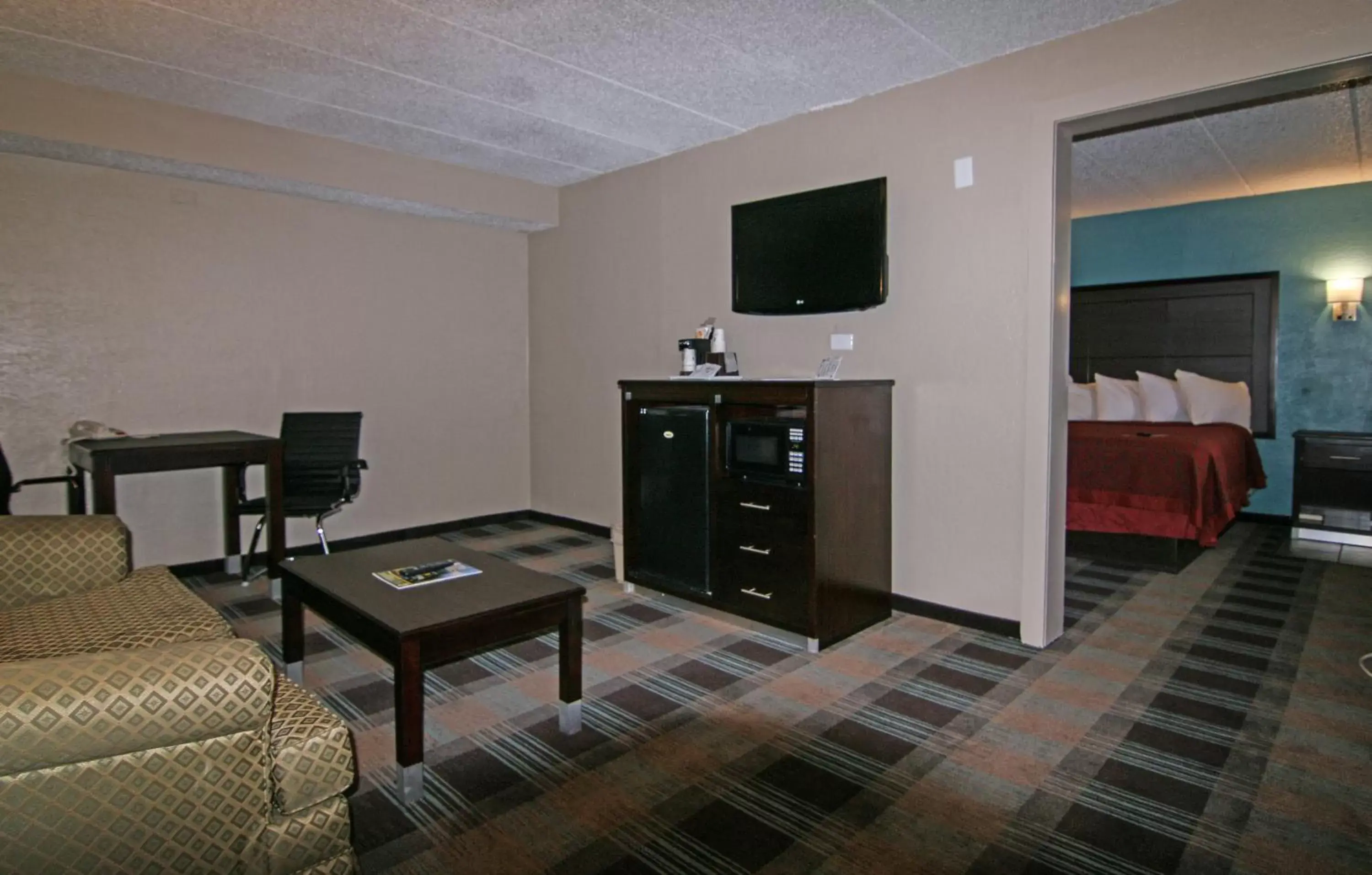 Seating area, TV/Entertainment Center in Days Inn & Suites by Wyndham Springfield on I-44