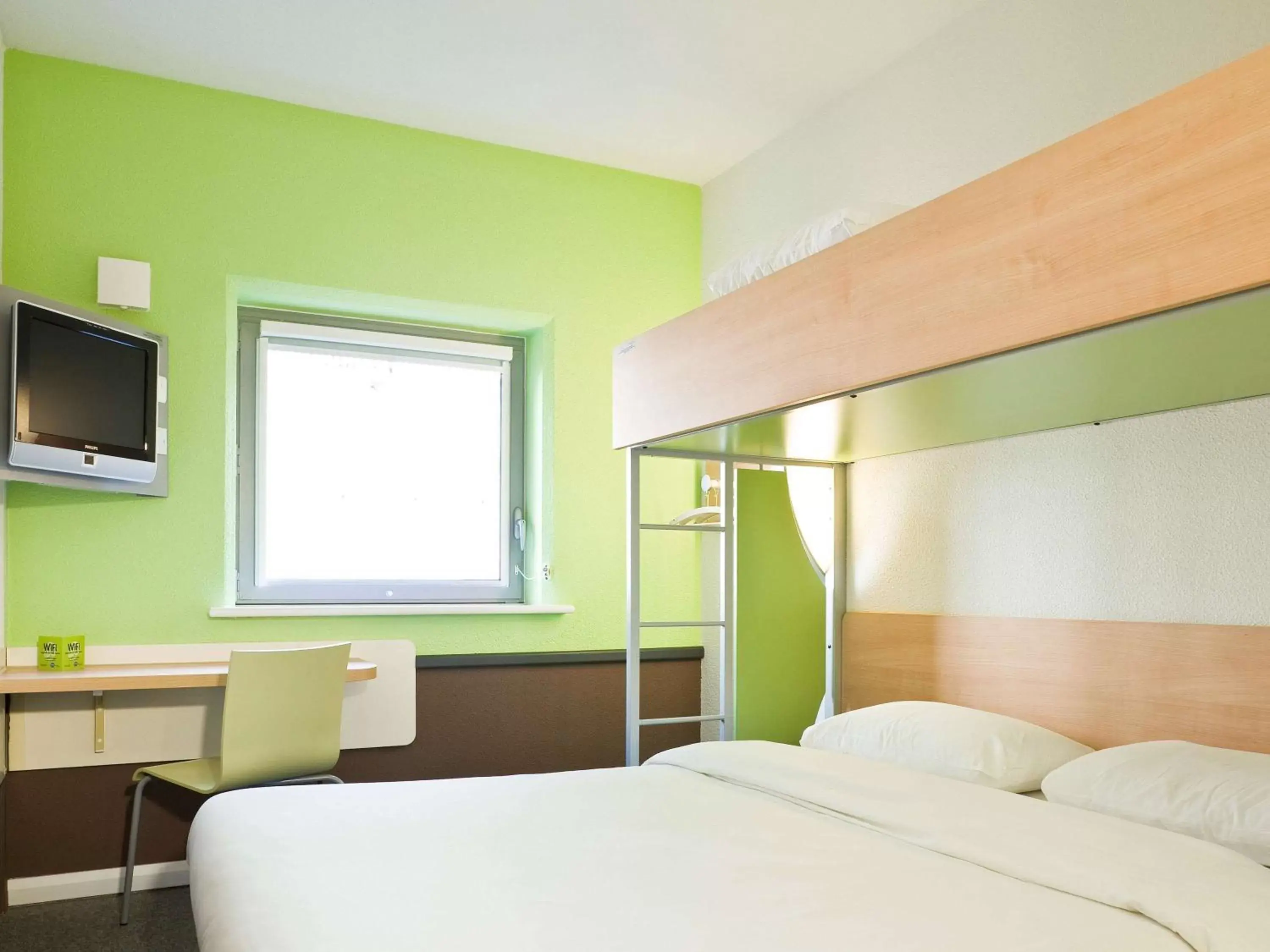 Photo of the whole room, Bed in ibis budget Tarbes