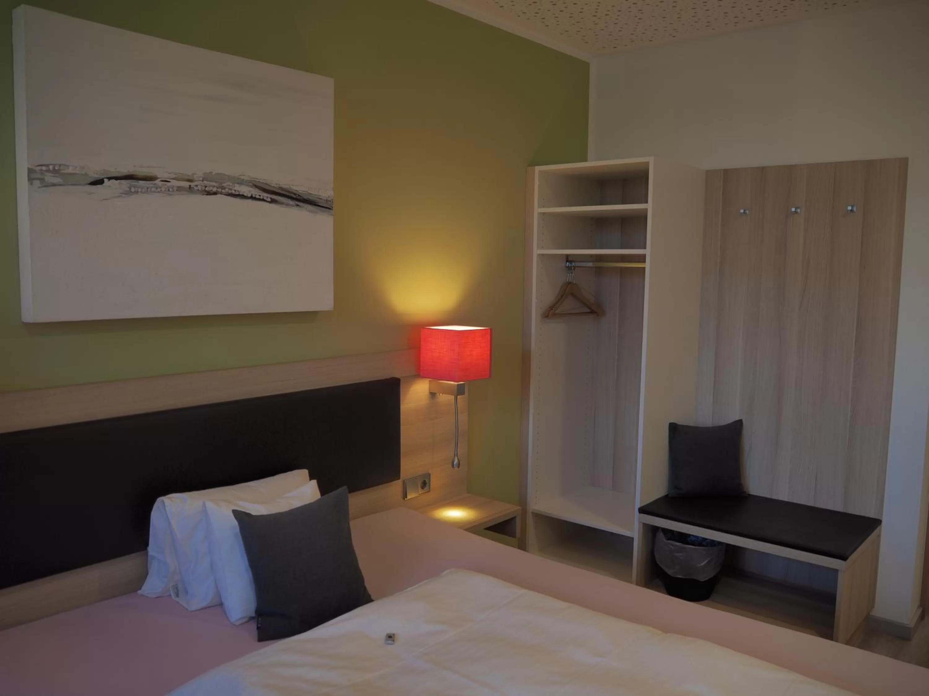 Photo of the whole room, Bed in Hotel „Zur Linde“