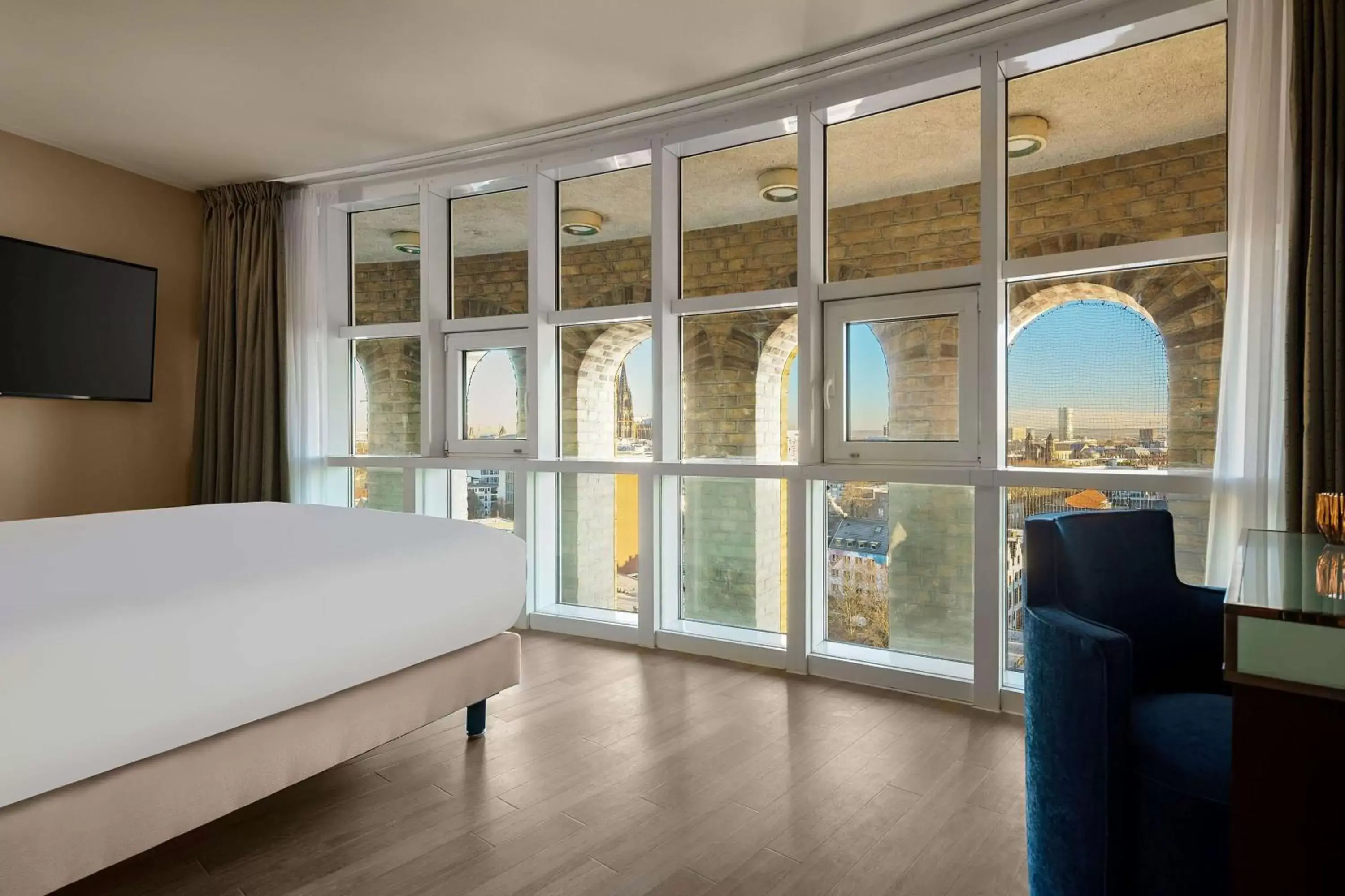 Bed in Wasserturm Hotel Cologne, Curio Collection by Hilton