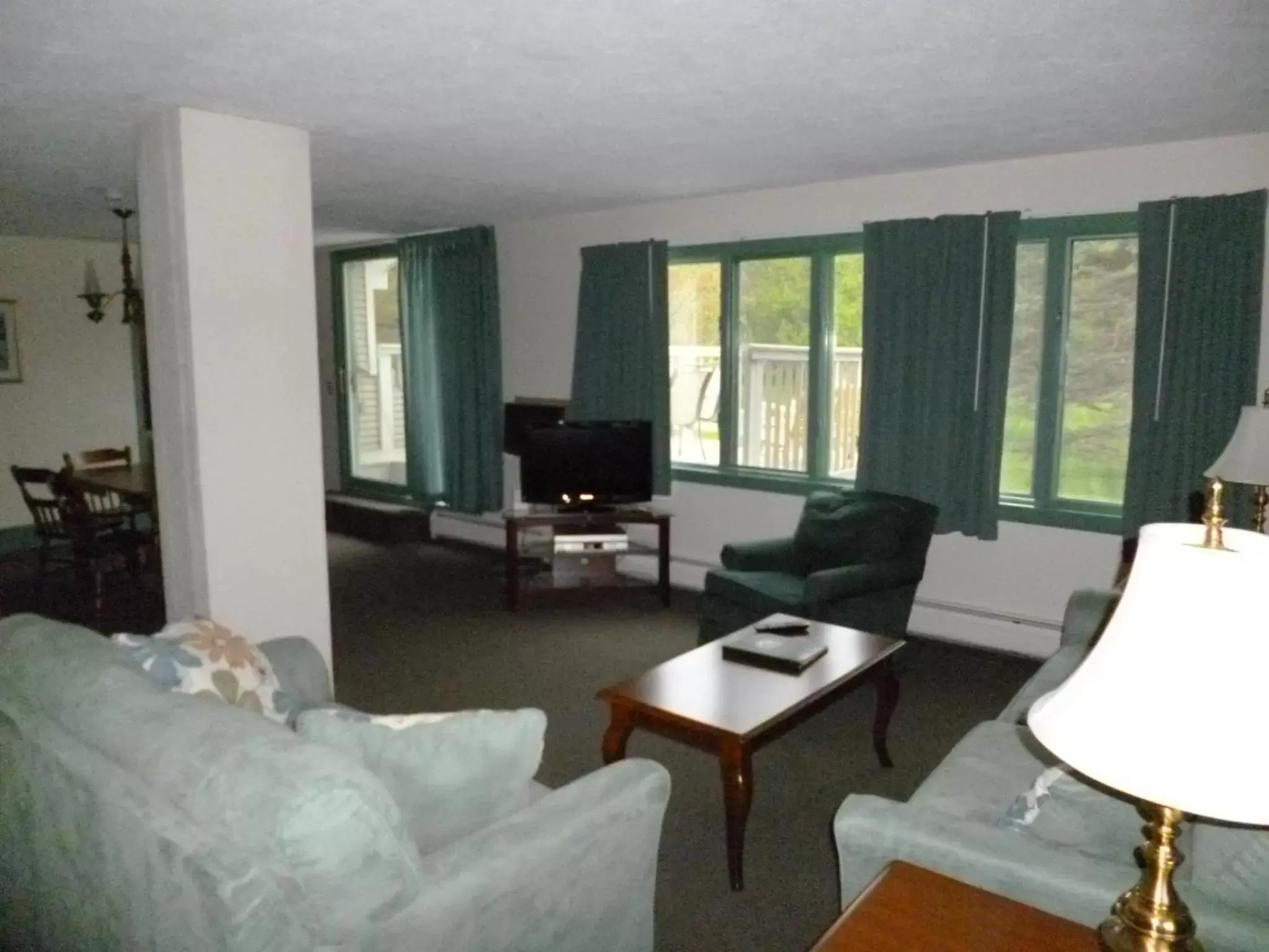 TV and multimedia, Seating Area in Stowe Motel & Snowdrift