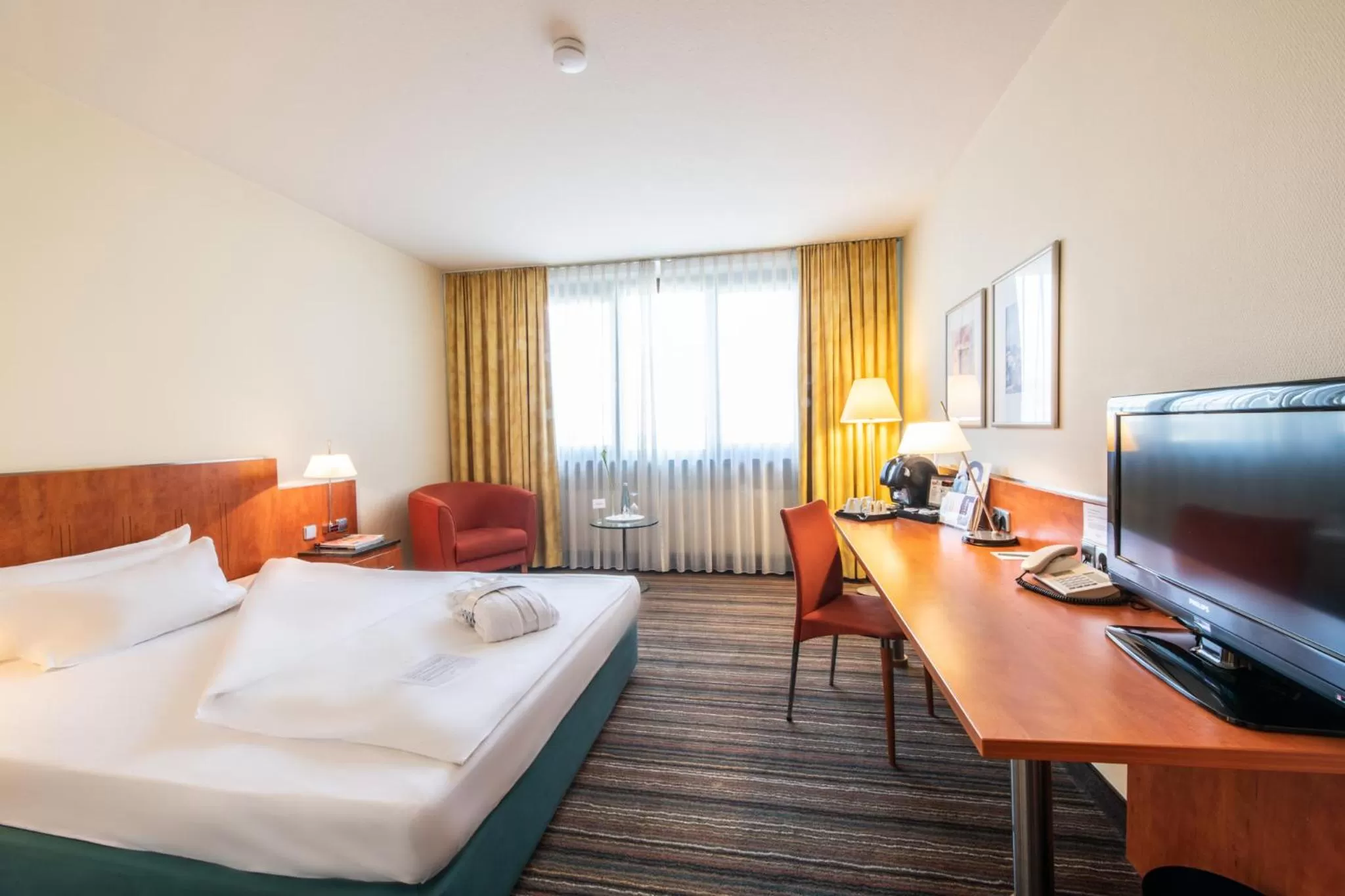 Photo of the whole room, Bed in Mercure Hotel am Messeplatz Offenburg