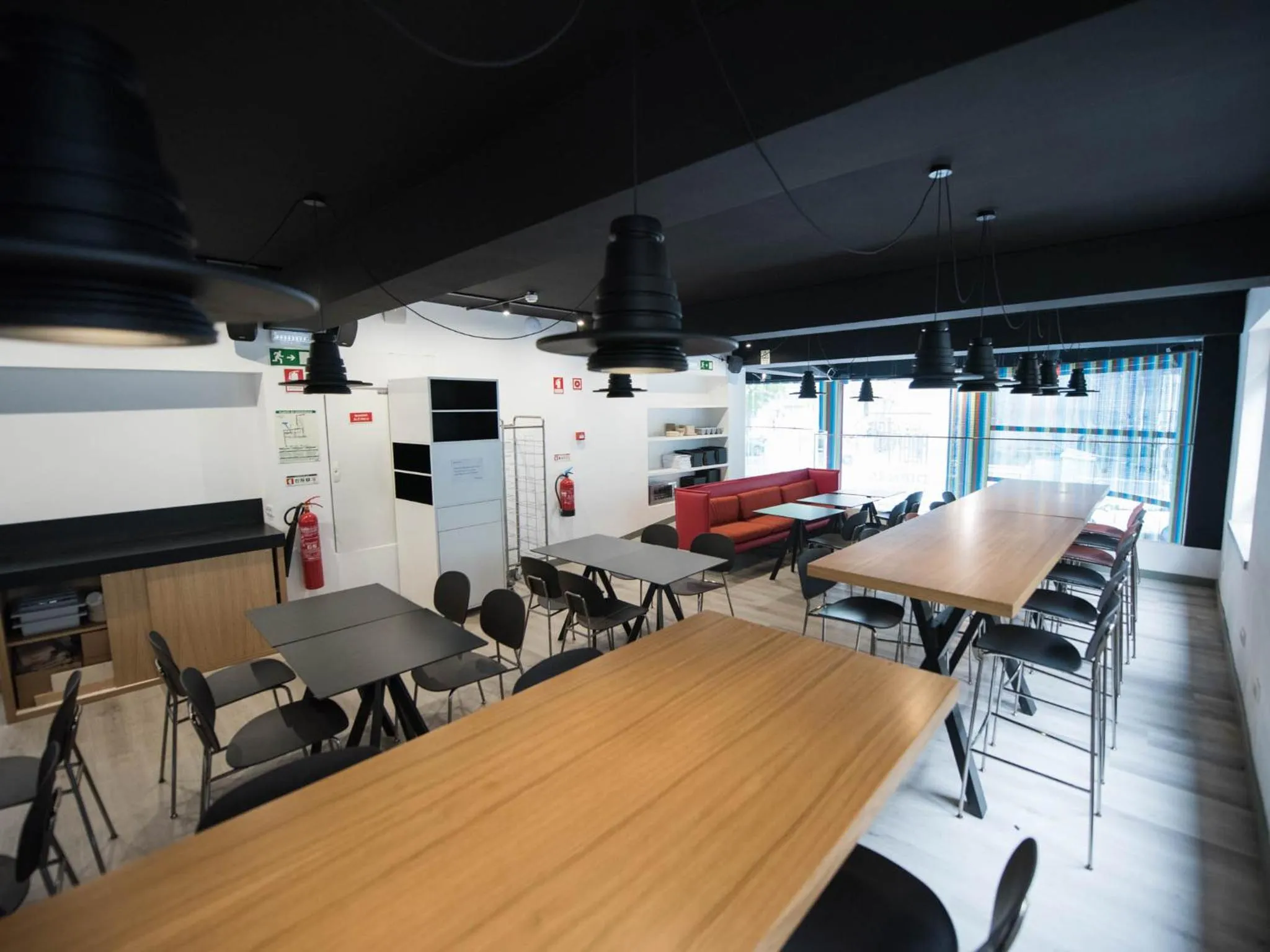 Dining area in room00 Lisboa Hostel
