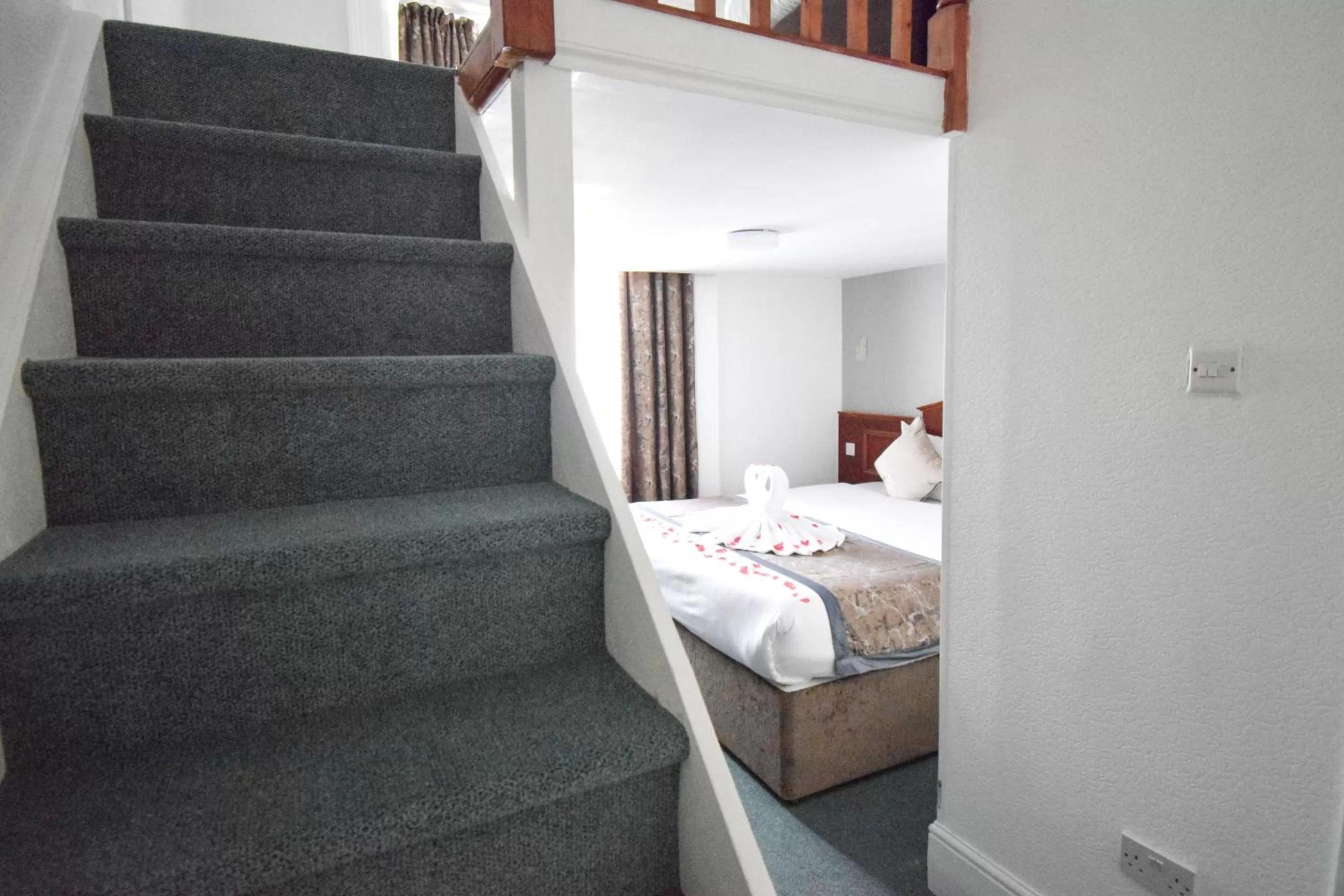 Bed in Pembridge Palace Hotel