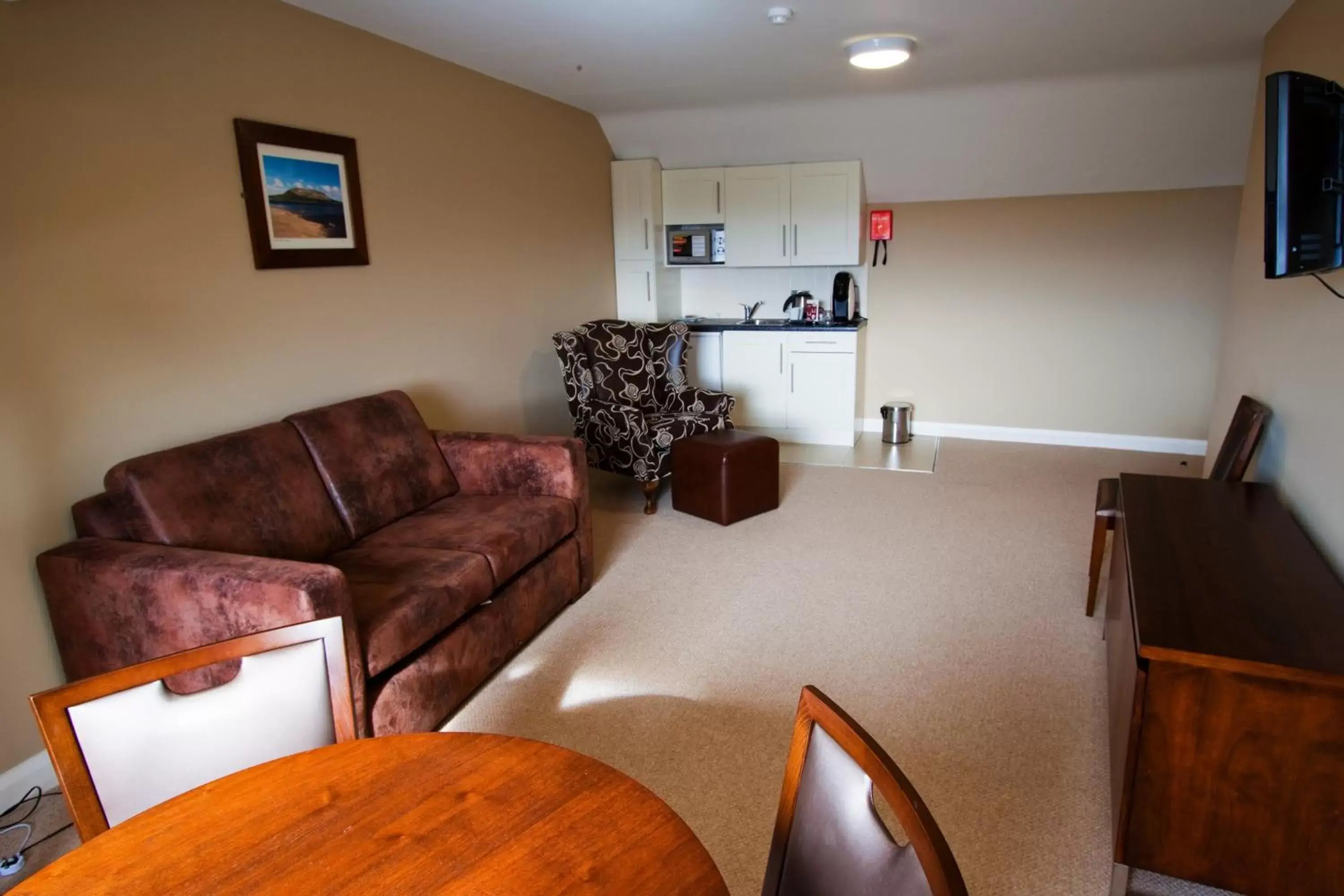 Kitchen or kitchenette, Seating Area in Strandhill Lodge and Suites