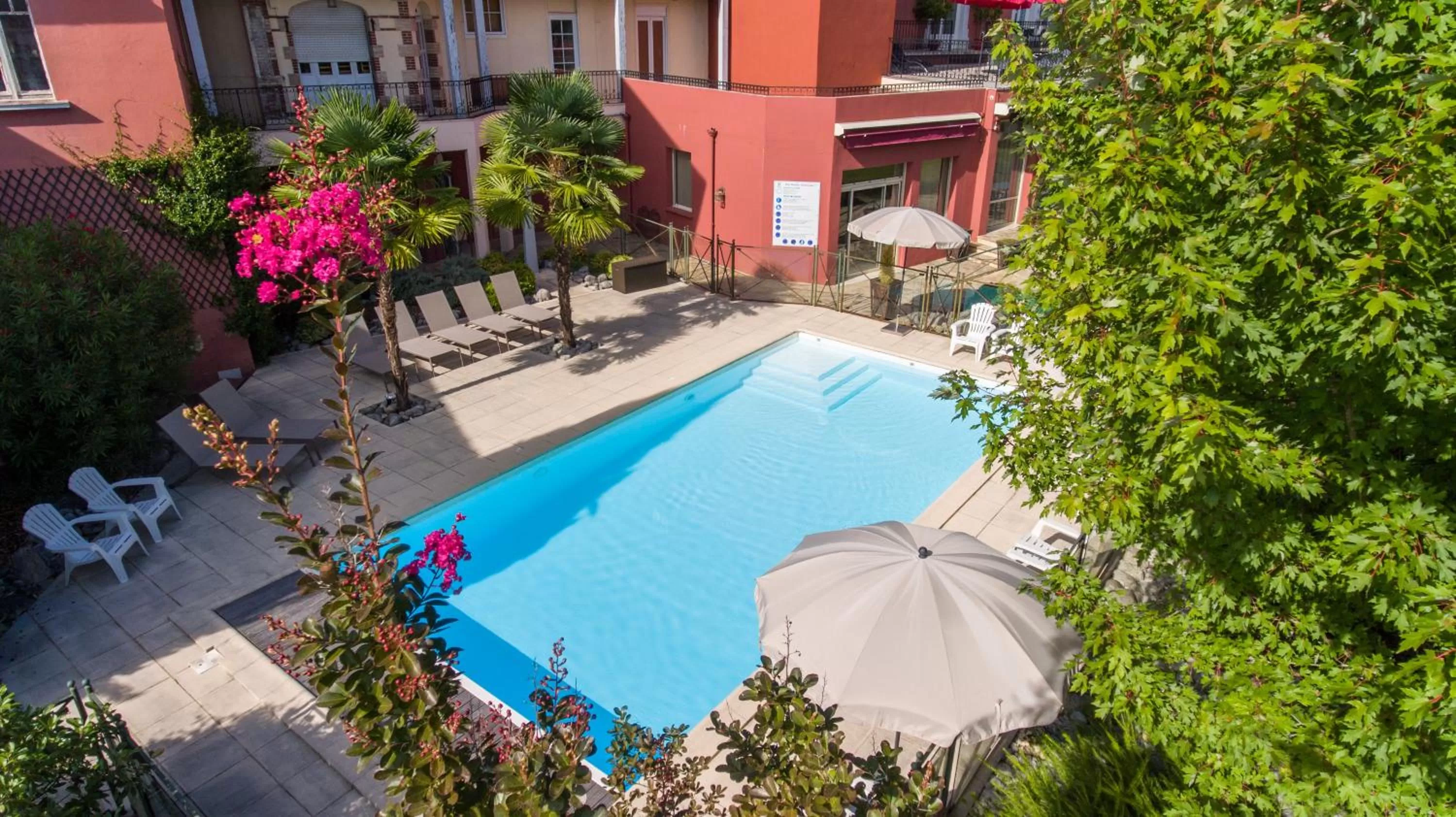 Patio in Best Western Beauséjour