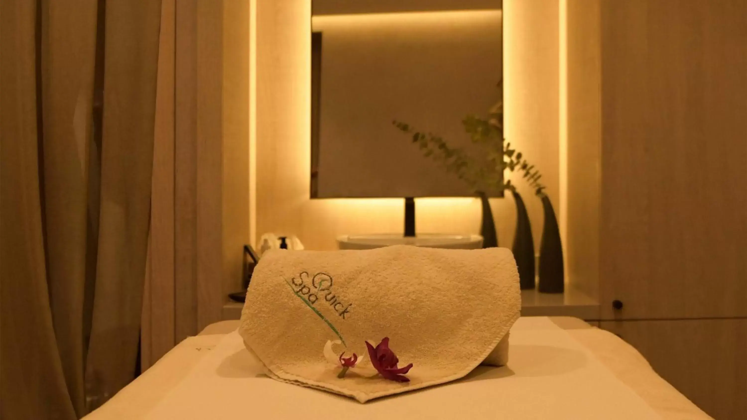 Spa and wellness centre/facilities, Bed in Crowne Plaza Limassol, an IHG Hotel