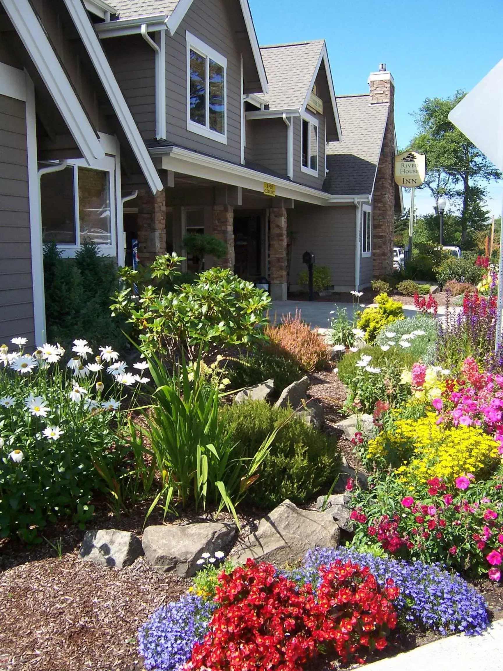 Facade/entrance in River House Inn, a Baymont by Wyndham Facade/entrance in River House Inn, a Baymont by Wyndham