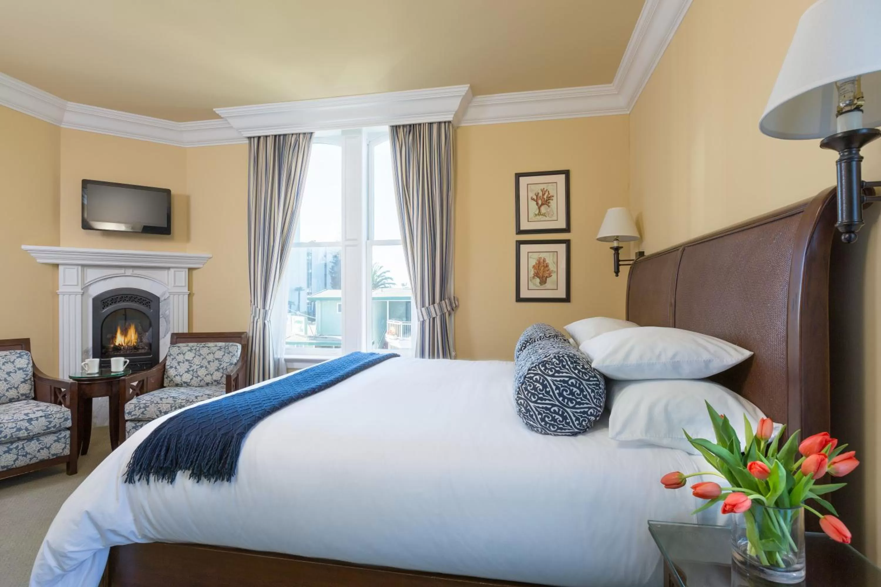 Bed in West Cliff Inn, A Four Sisters Inn