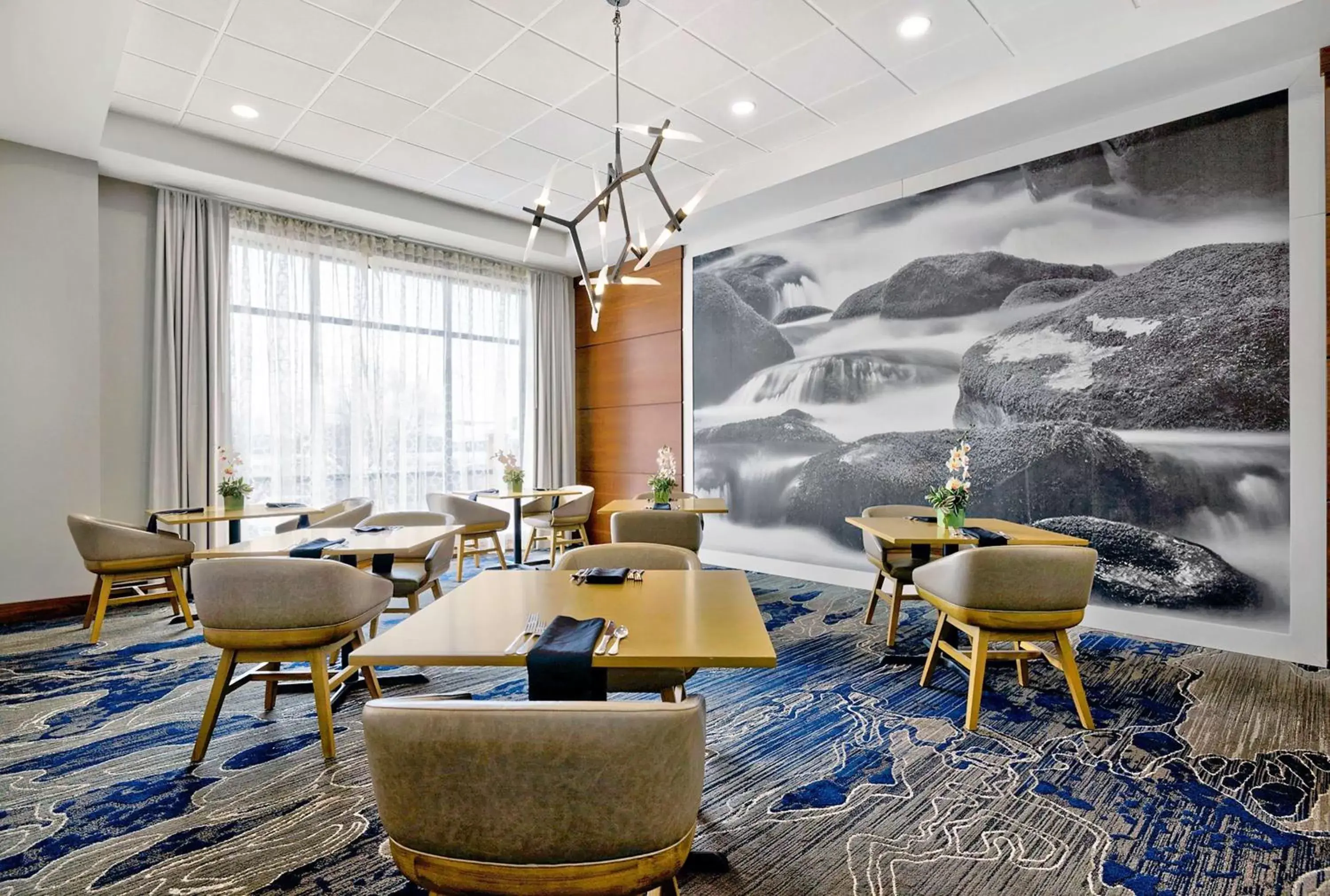 Restaurant/places to eat, Lounge/Bar in DoubleTree by Hilton Davenport