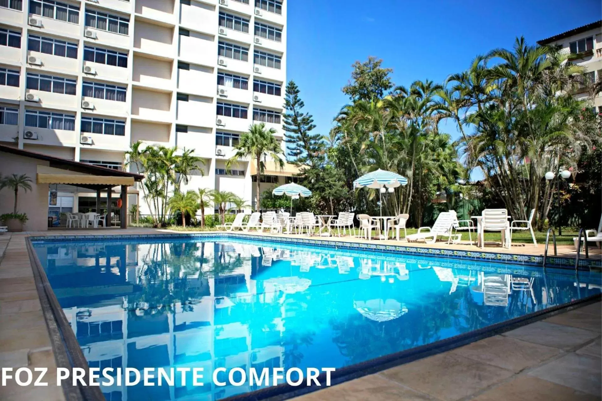 Property building, Swimming Pool in Foz Presidente Comfort Hotel