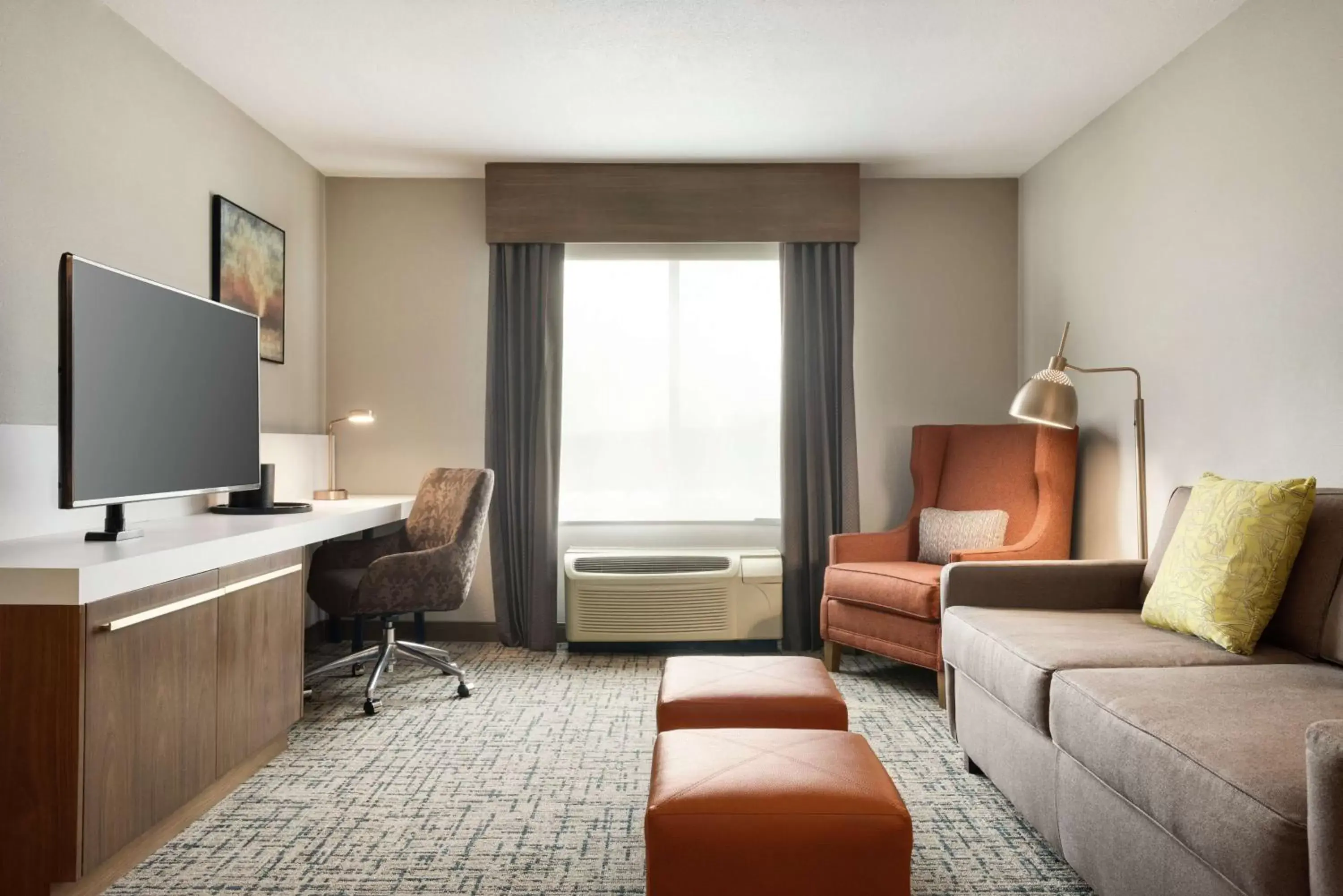 Bedroom, Seating Area in Hilton Garden Inn Dubuque Downtown