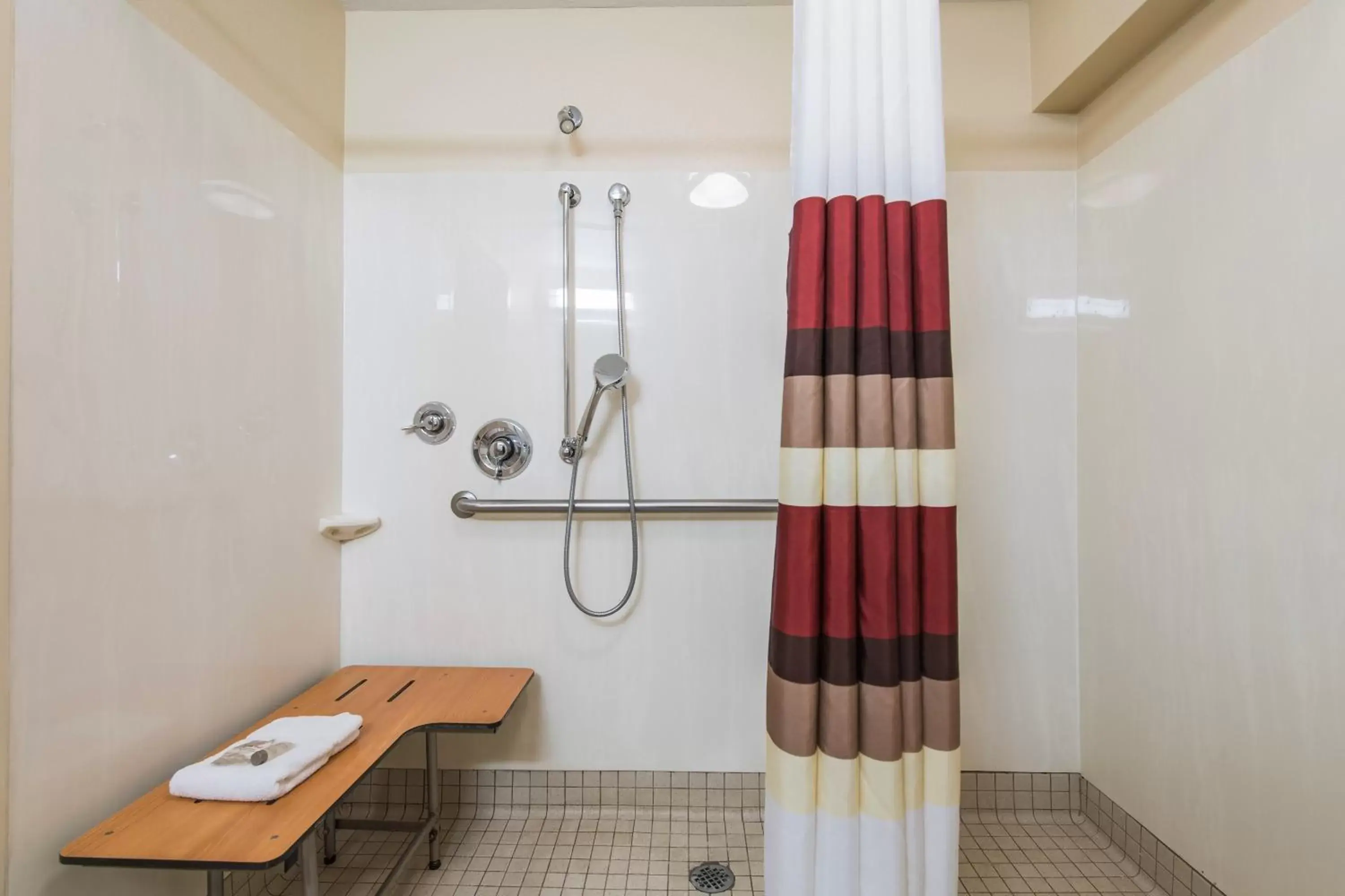 Bathroom in Red Roof Inn Seattle Airport - SEATAC