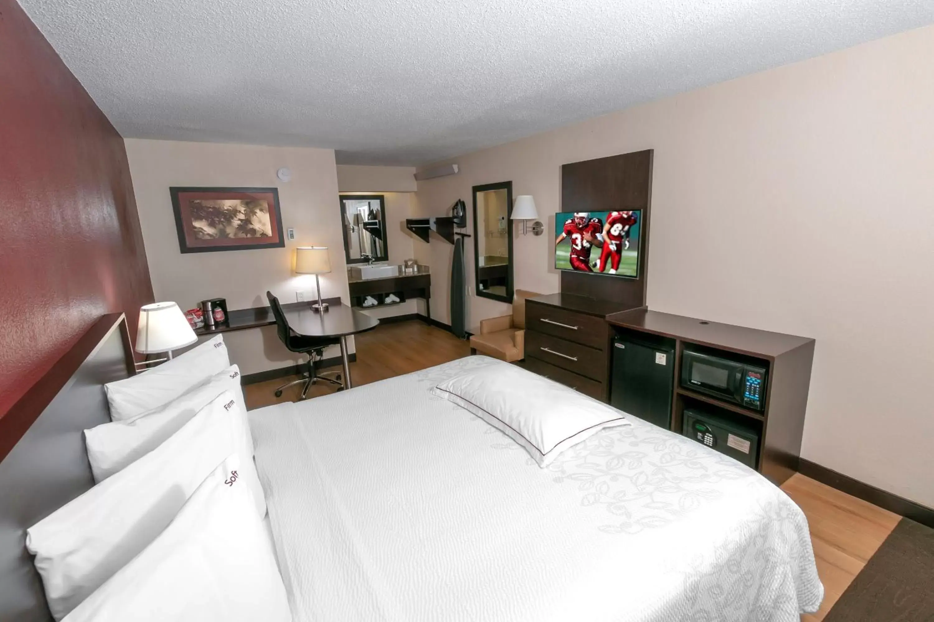 Bedroom, Bed in Red Roof Inn PLUS+ Washington DC - Alexandria Bedroom, Bed in Red Roof Inn PLUS+ Washington DC - Alexandria