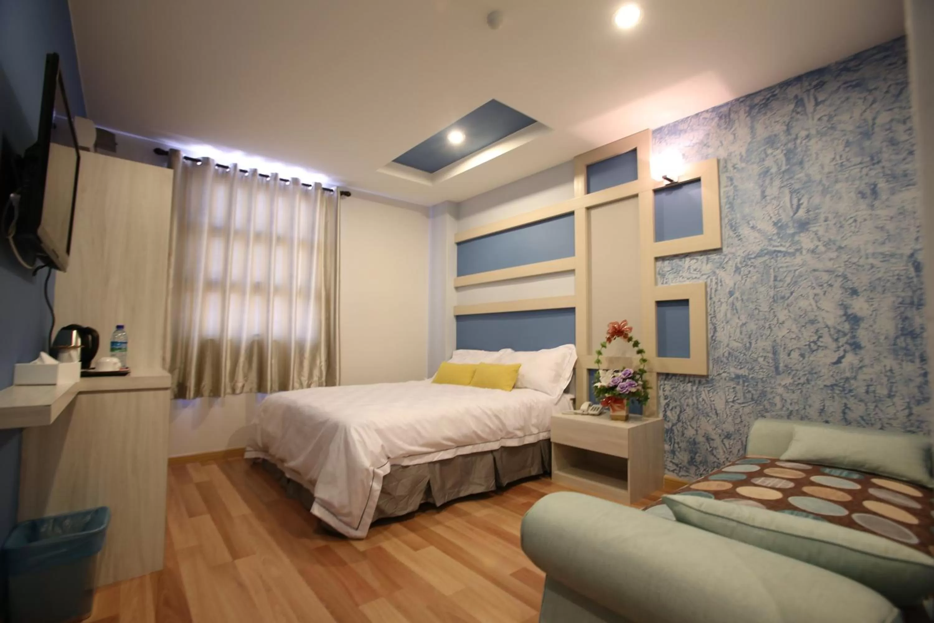 Photo of the whole room, Bed in Sunshine Inn Plus