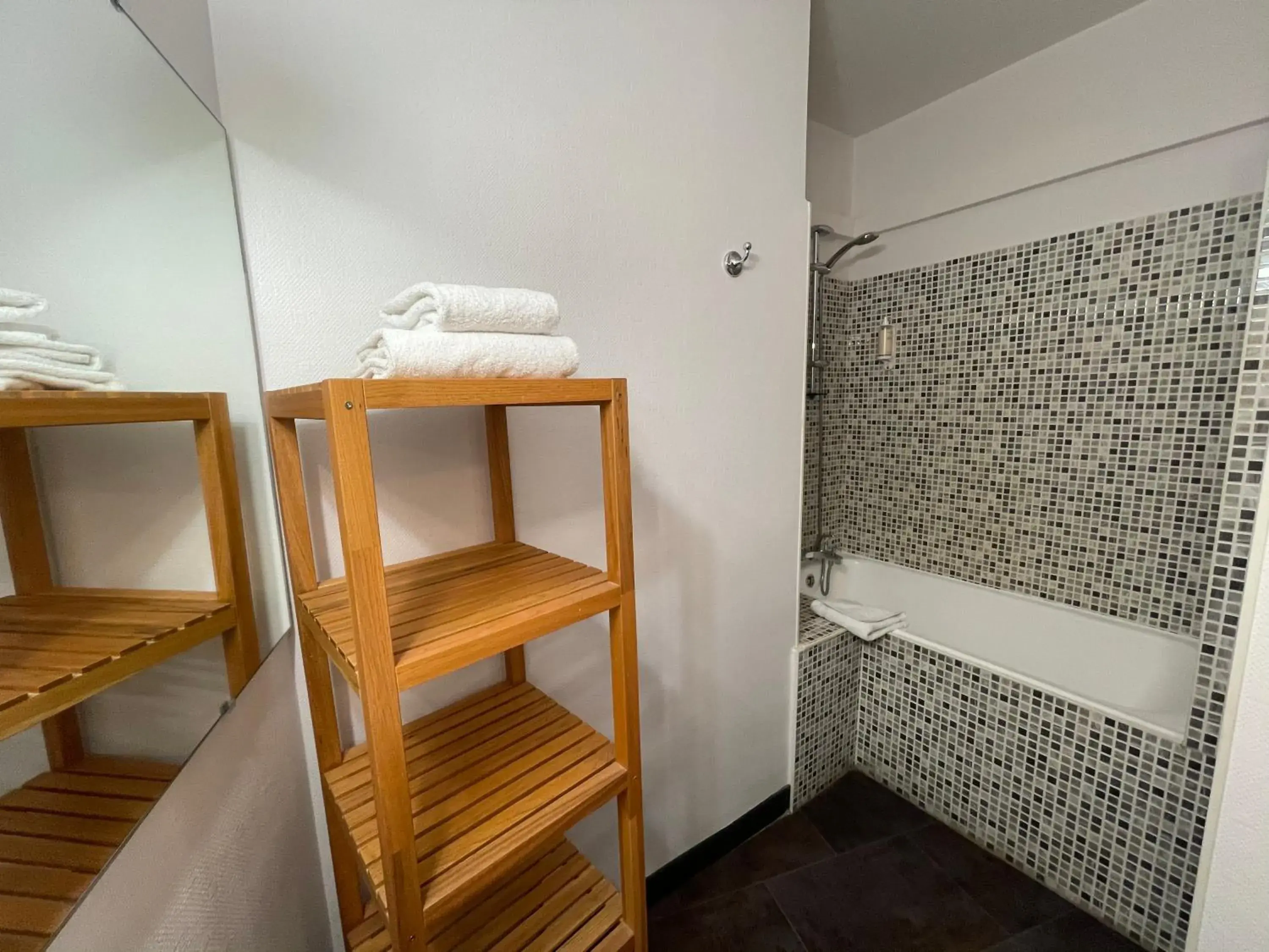 Bathroom in The Originals City, Hotel Napoleon, La Roche-sur-Yon (Inter-Hotel)