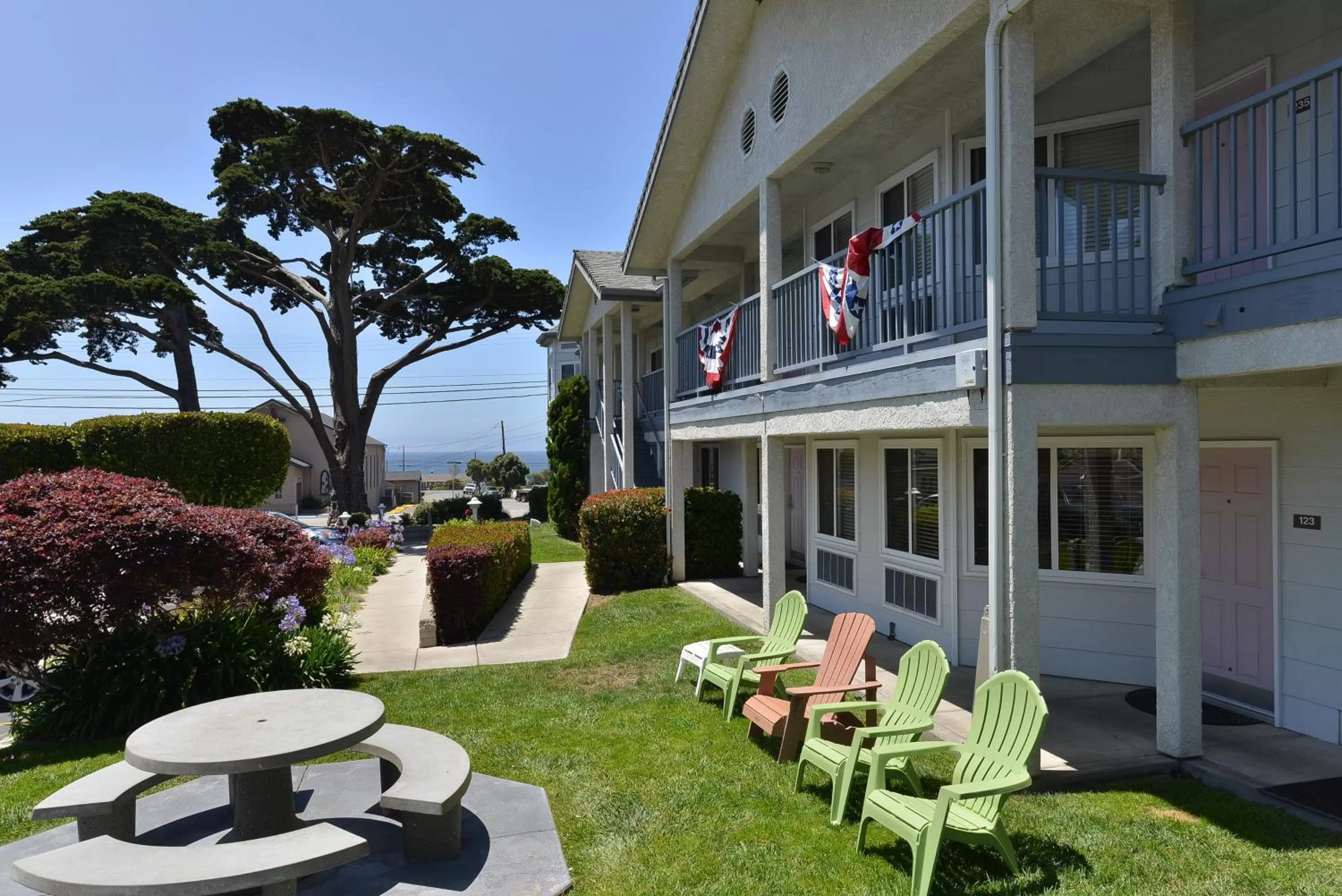 Property building in Cayucos Beach Inn