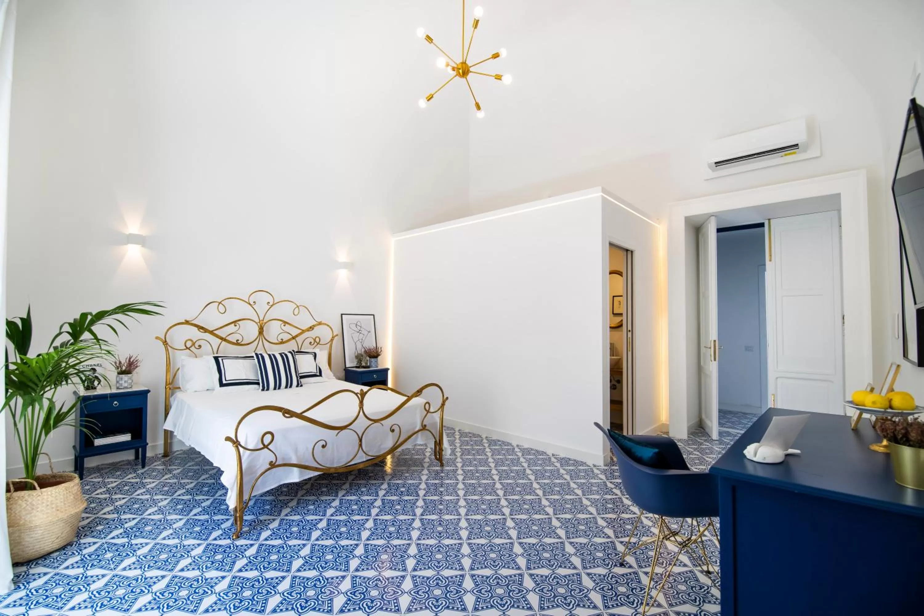 King Room with Balcony in Crudo Home