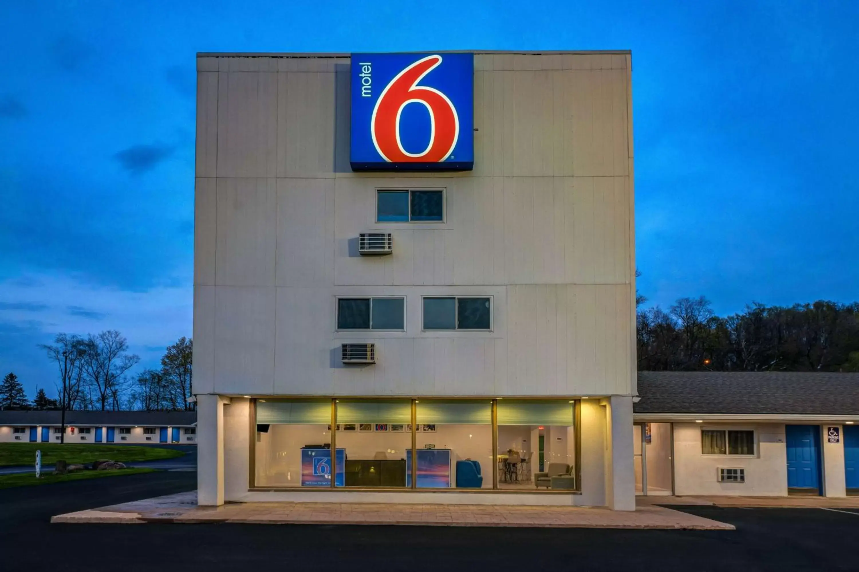 Property Building in Motel 6 Bellville, OH