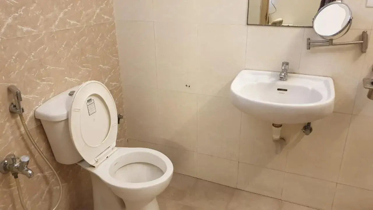 Bathroom in Hotel Blue Dawn Suites Madhapur