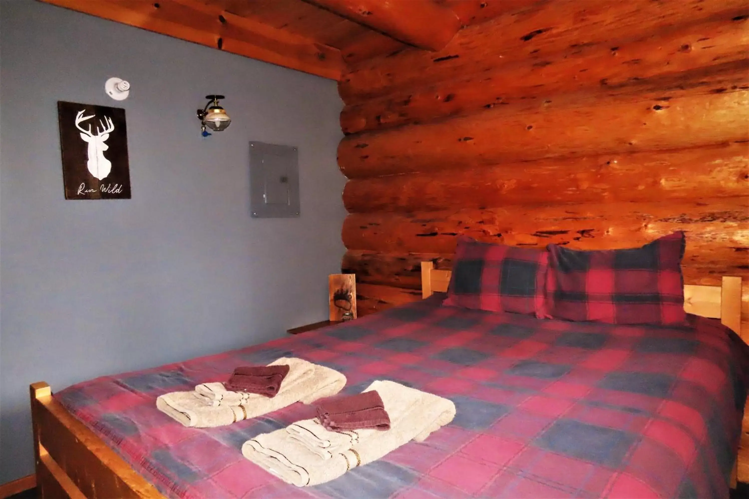 Bedroom, Bed in Rocky Ridge Resort-BC