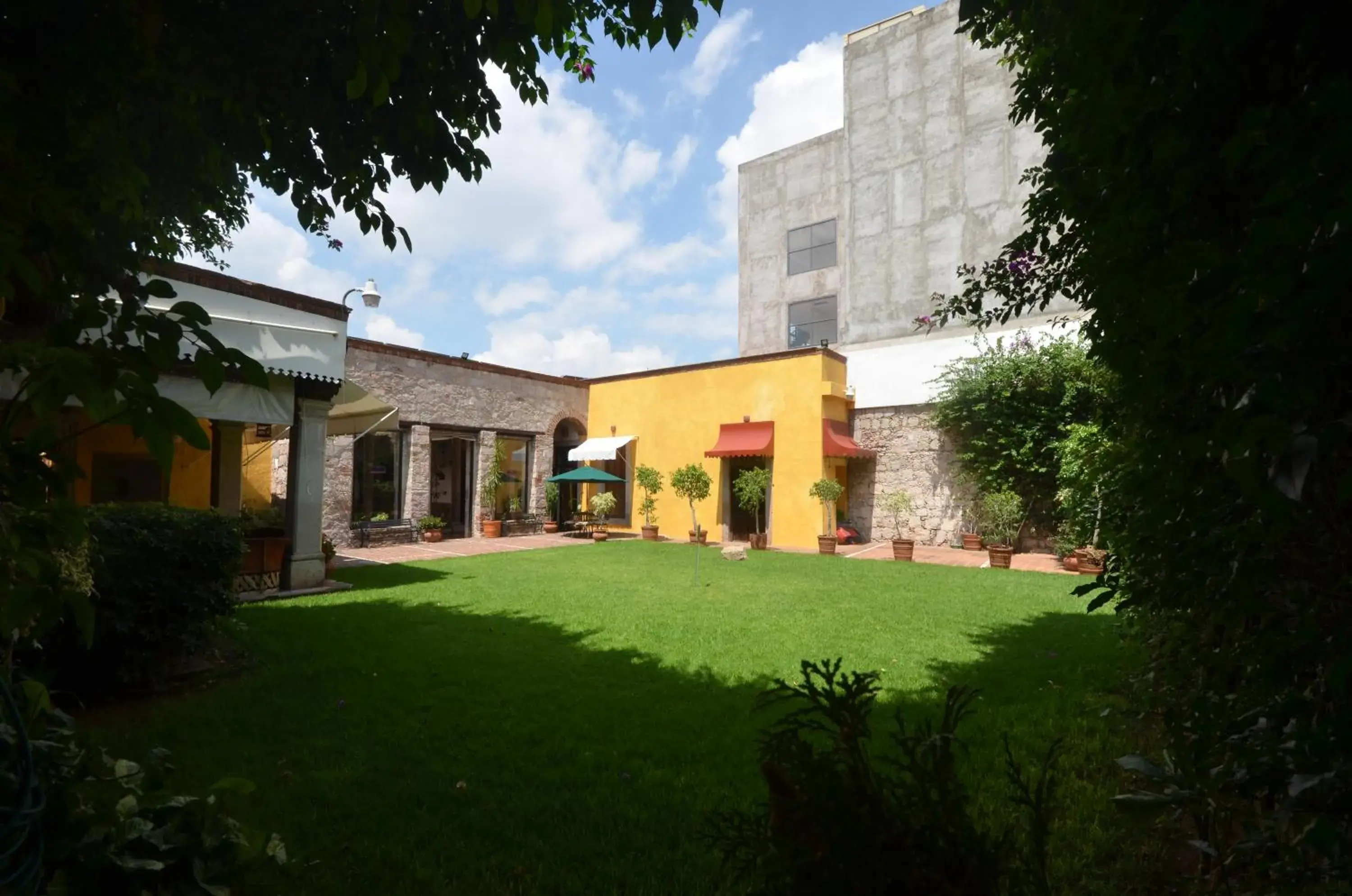 Property building, Garden in Howard Johnson Calle Real Morelia