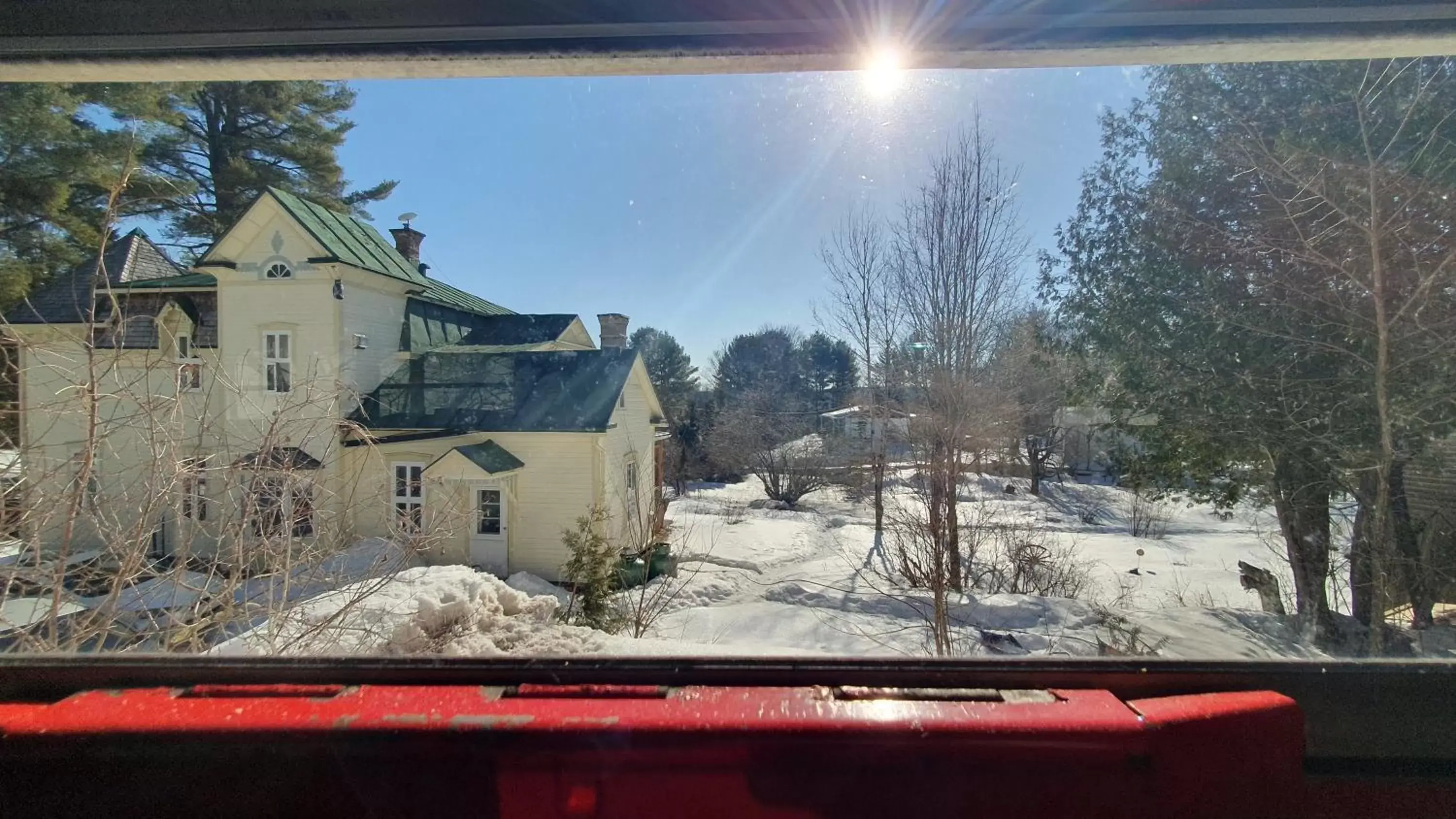 Property building, Winter in Le Salon des Inconnus