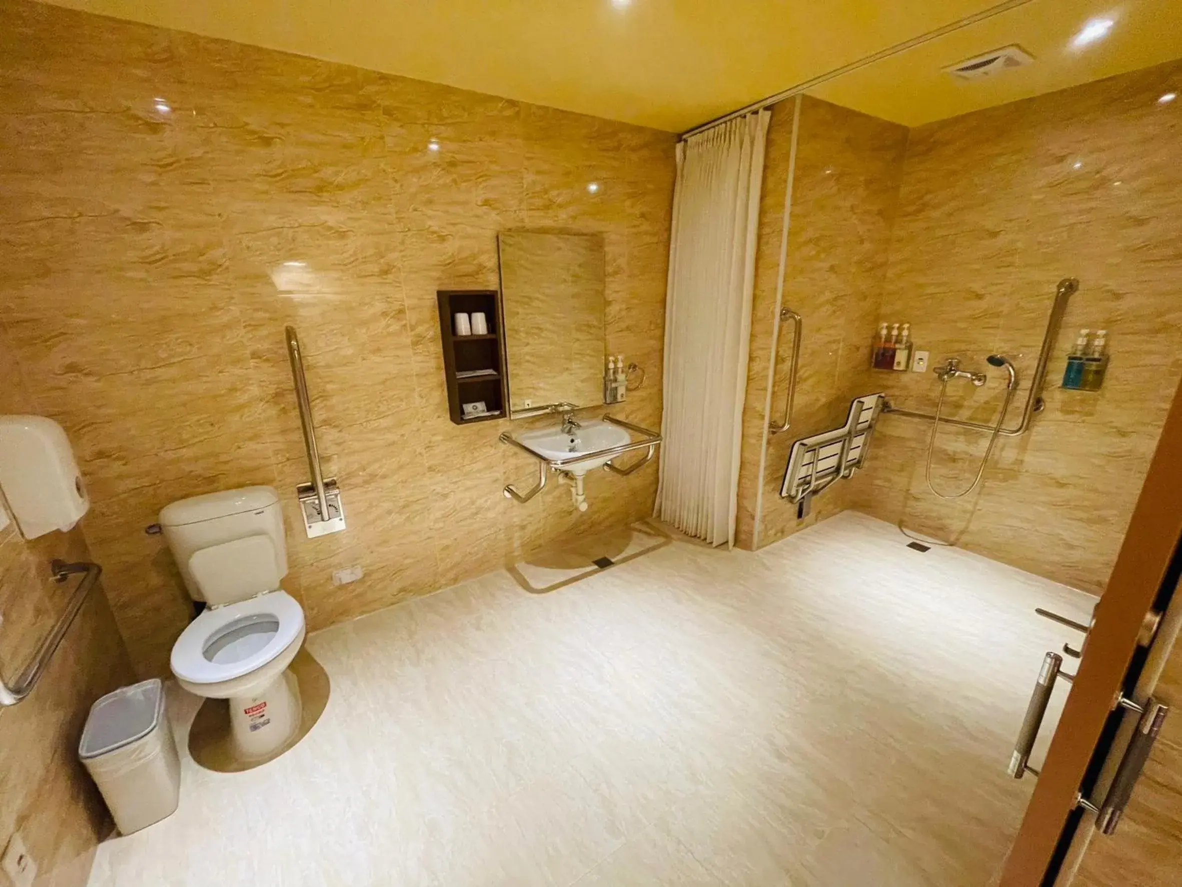 Shower, Bathroom in Kindness Hotel- Zhong Shan Bade