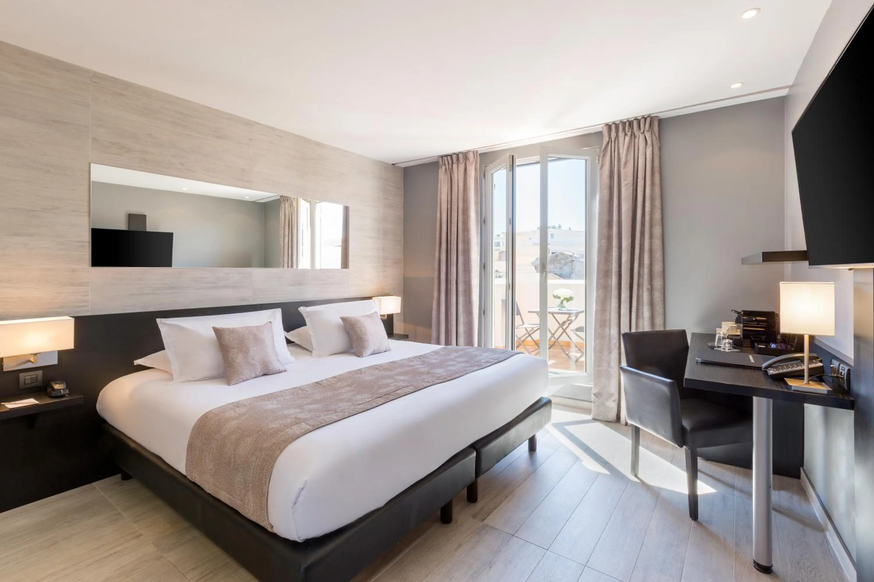 Balcony/Terrace, Bed in Best Western Plus Hôtel Massena Nice