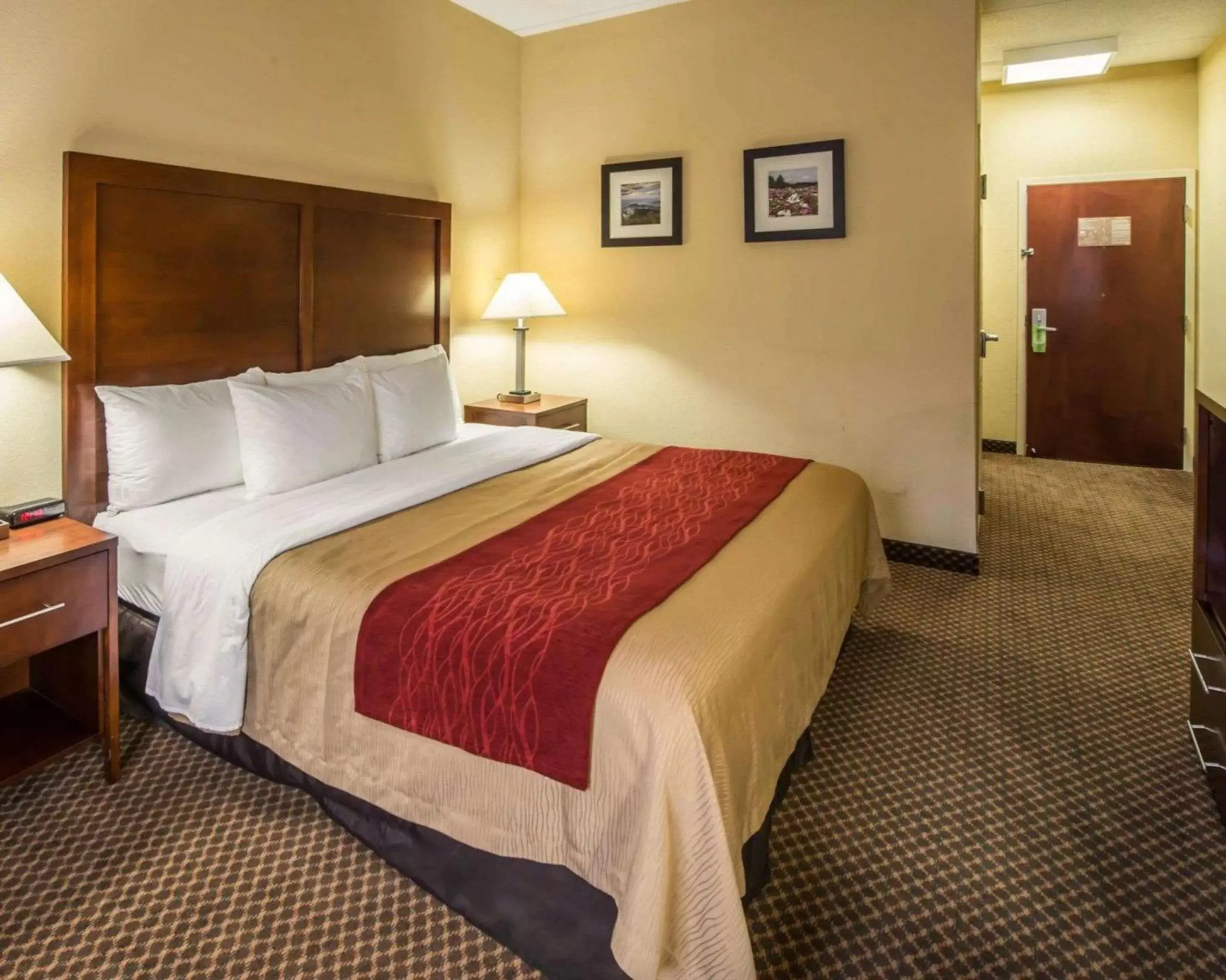 Photo of the whole room, Bed in Comfort Inn & Suites