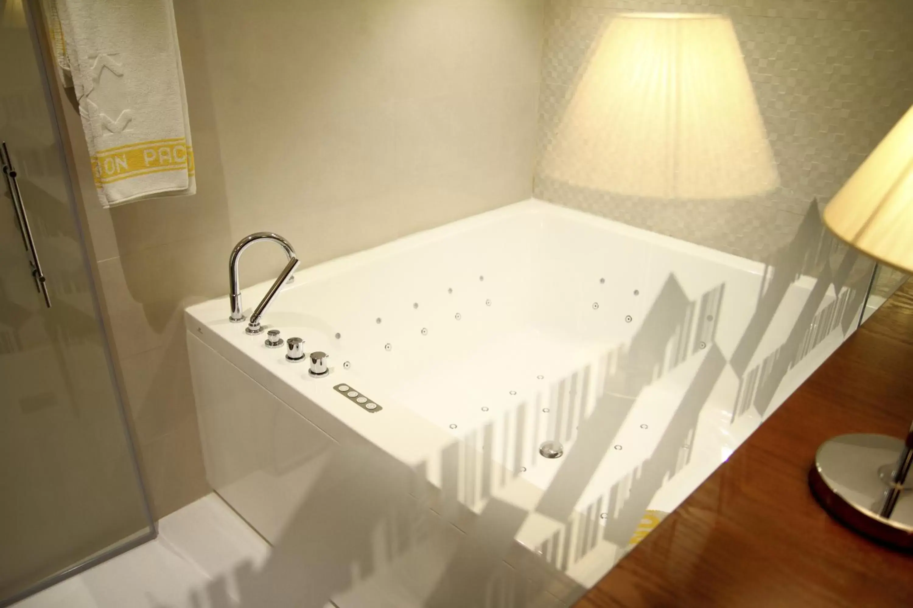 Hot Tub, Bathroom in Hotel Don Paco