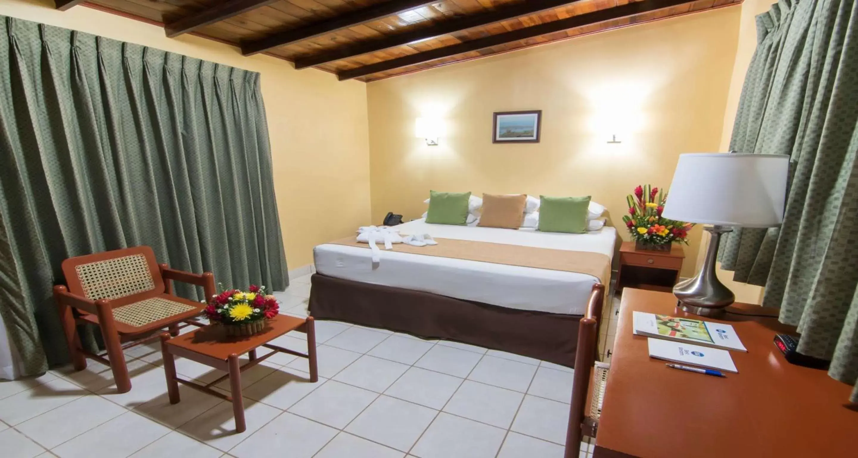 Photo of the whole room, Bed in Best Western Las Mercedes Airport