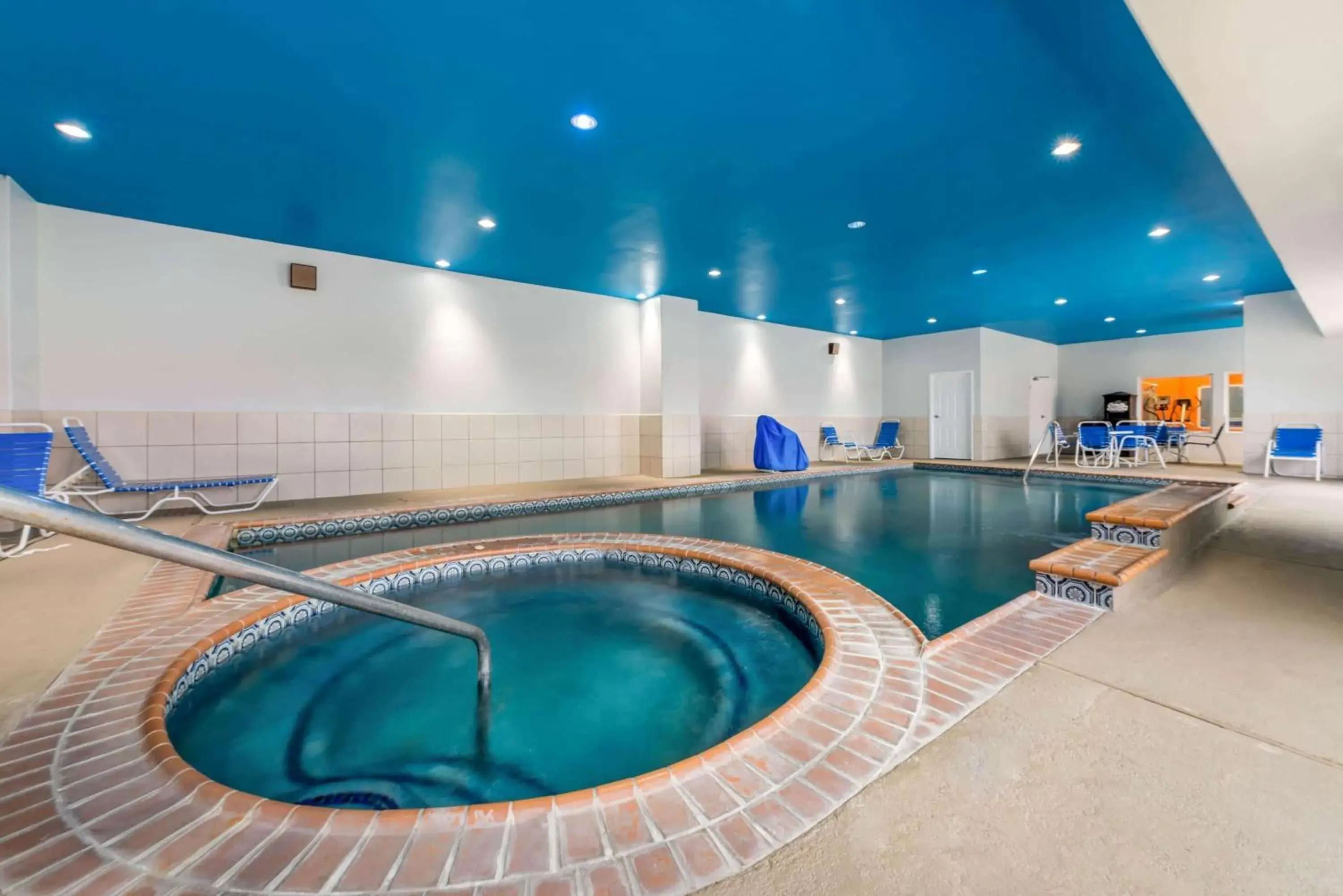 Hot Tub, Swimming Pool in La Quinta by Wyndham Orange