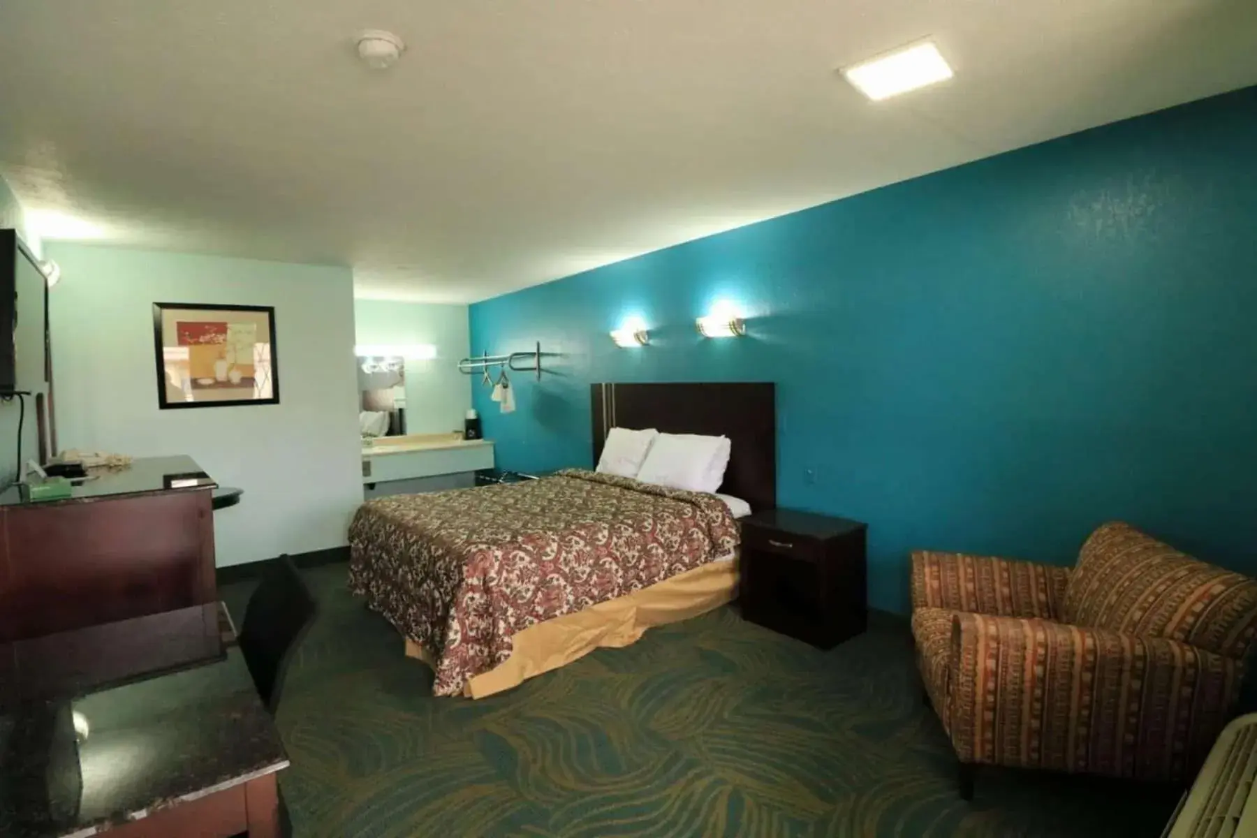 Photo of the whole room, Bed in Travelodge by Wyndham Parkersburg