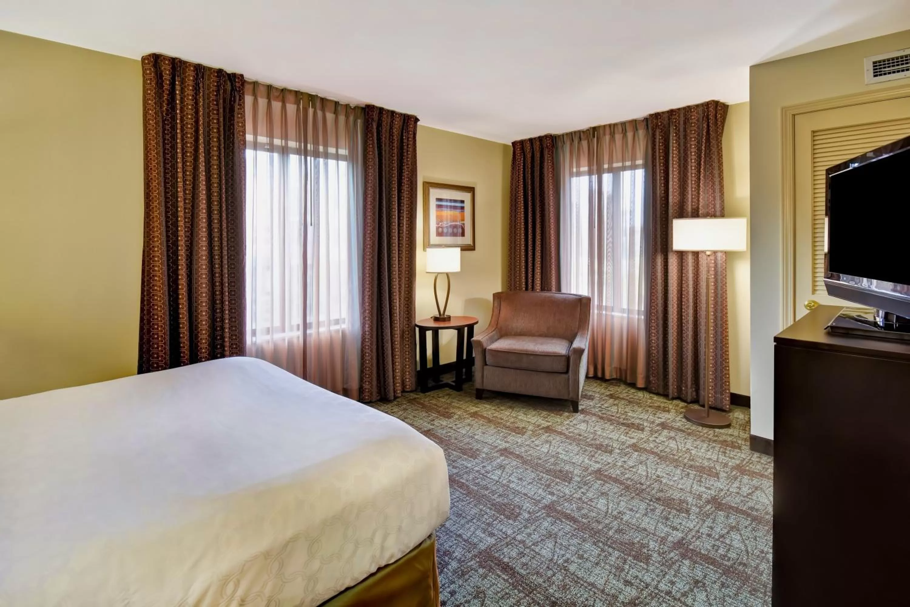 Photo of the whole room, Bed in Staybridge Suites Middleton/Madison-West by IHG