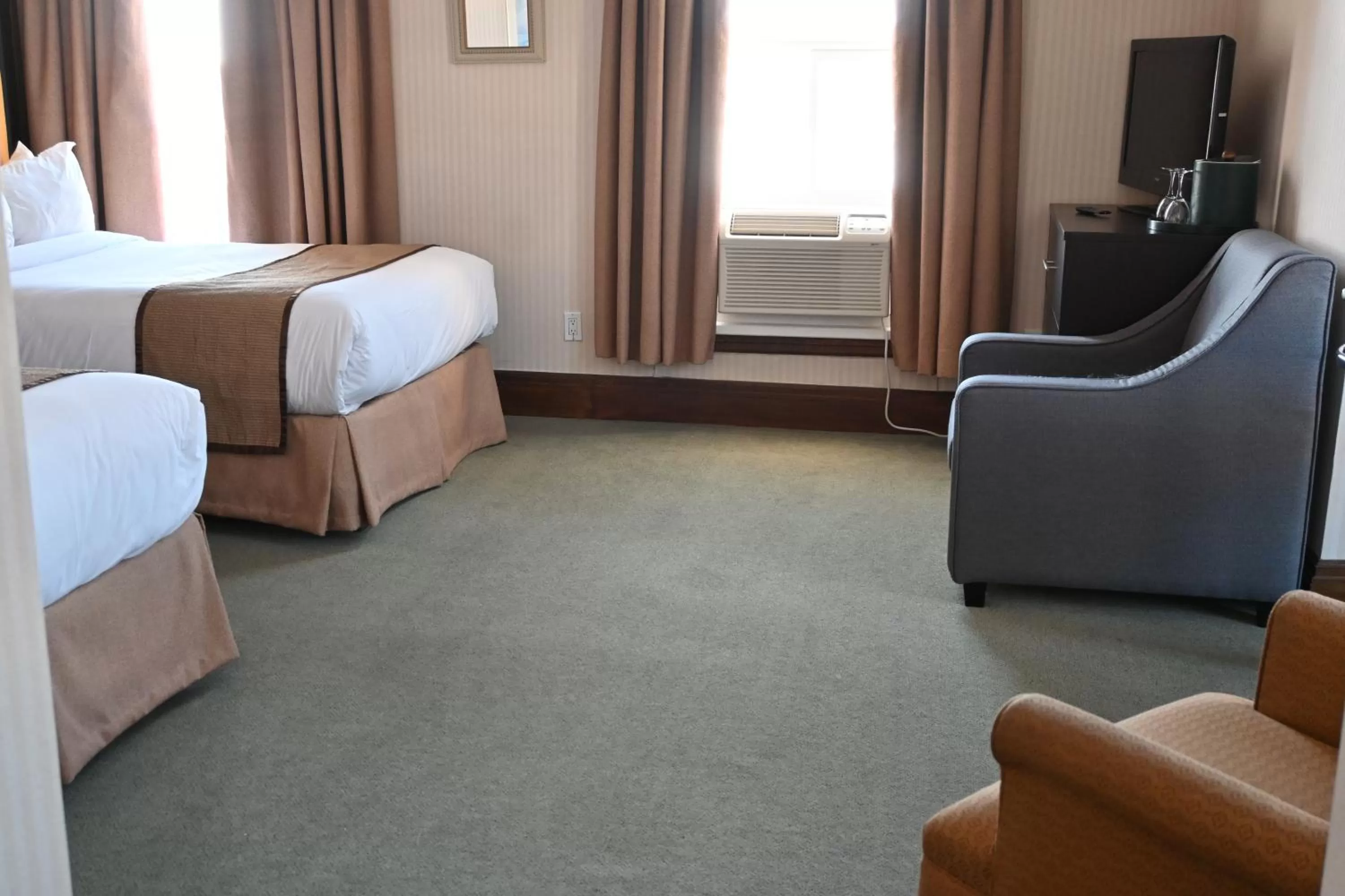 Guests, Bed in The Gananoque Inn