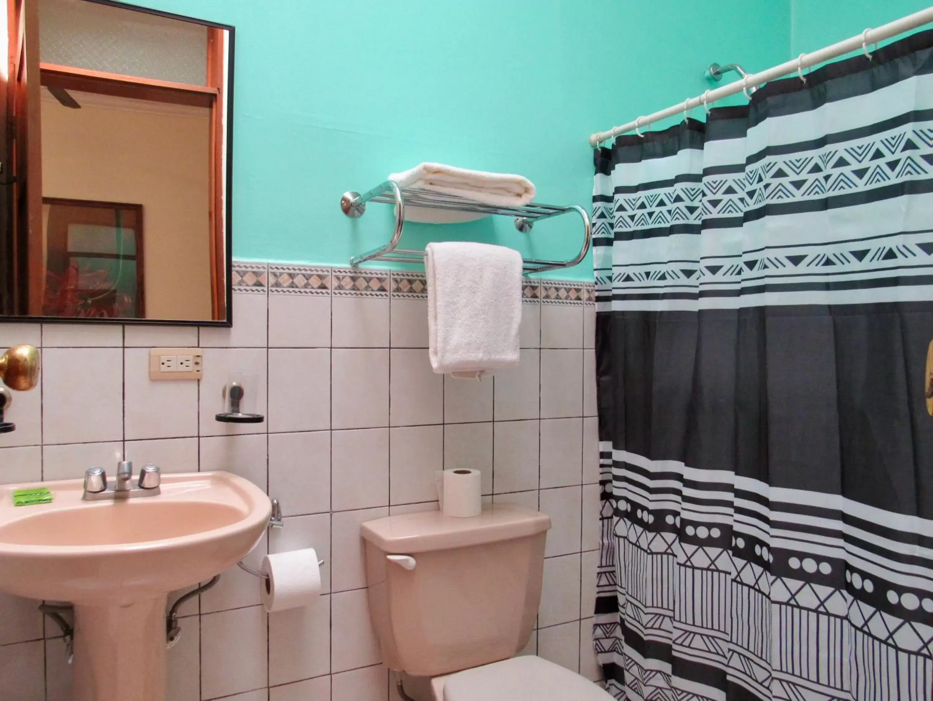 Bathroom in Hotel La Guaria Inn & Suites