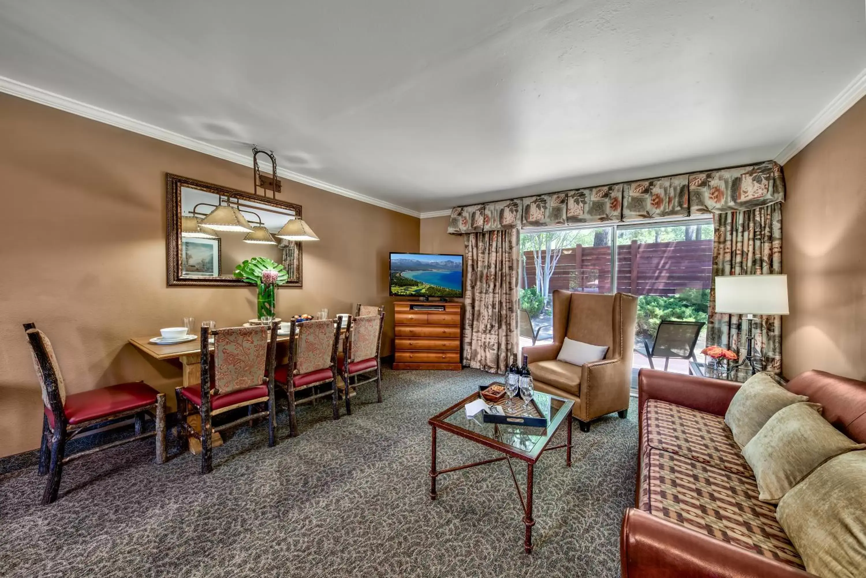 Living room, Seating Area in Forest Suites Resort at the Heavenly Village