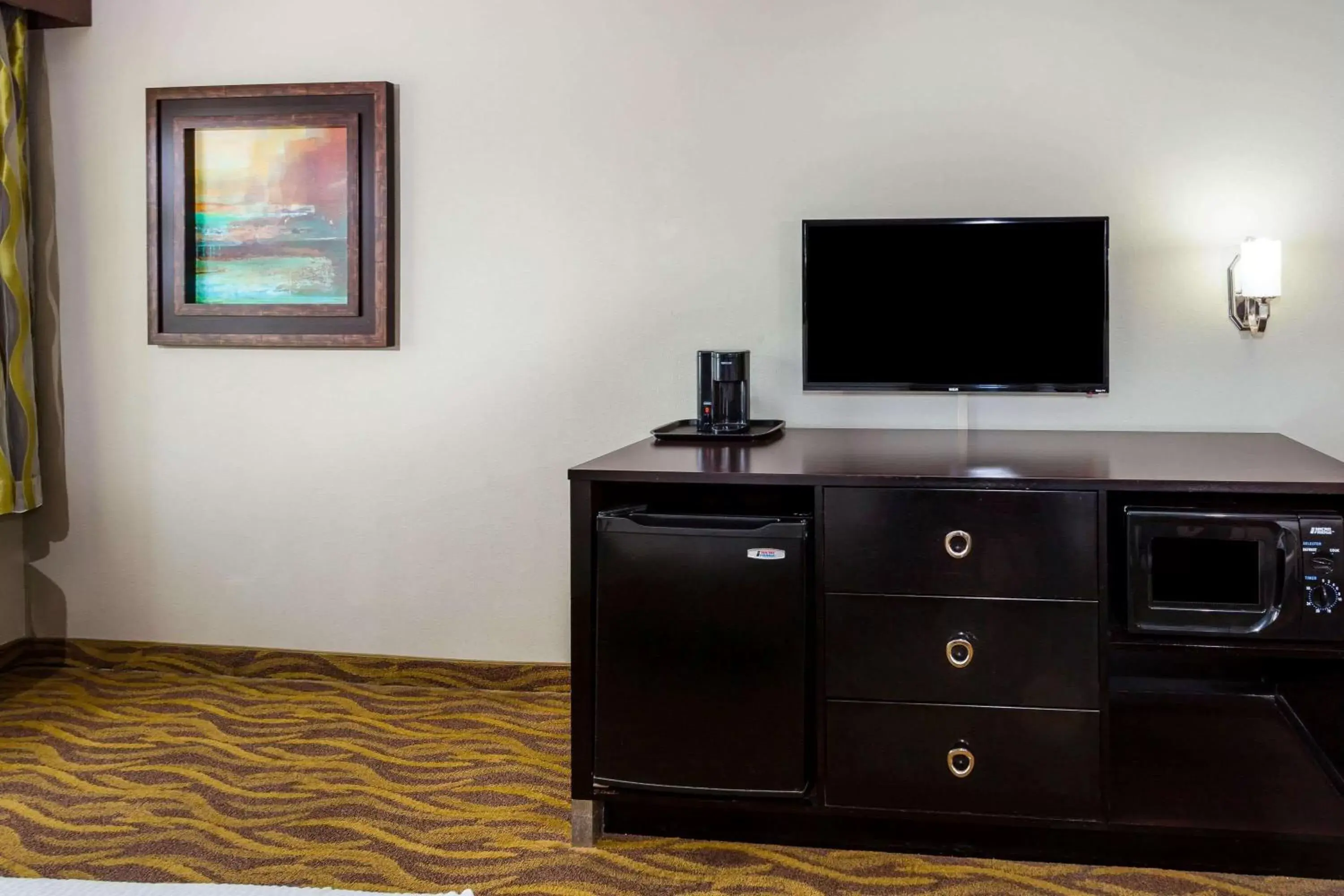 Photo of the whole room, TV/Entertainment Center in La Quinta by Wyndham Laredo Airport