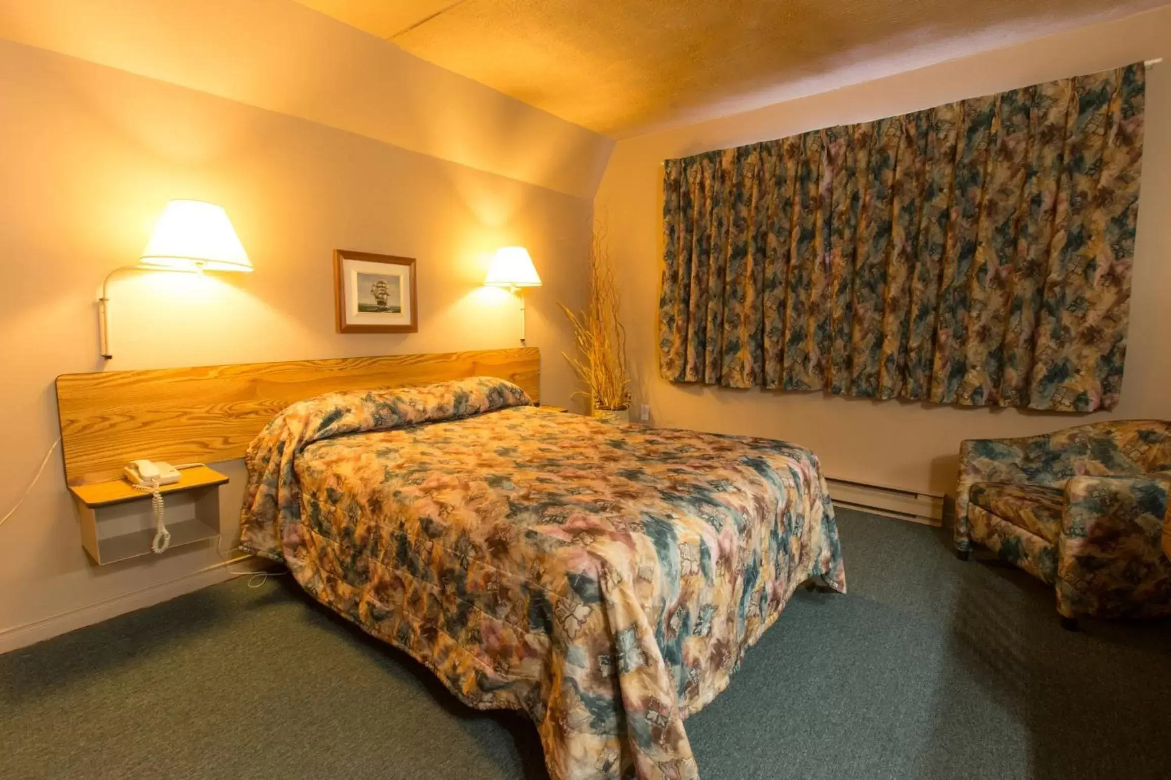 Bedroom, Bed in Travelodge by Wyndham Drummondville